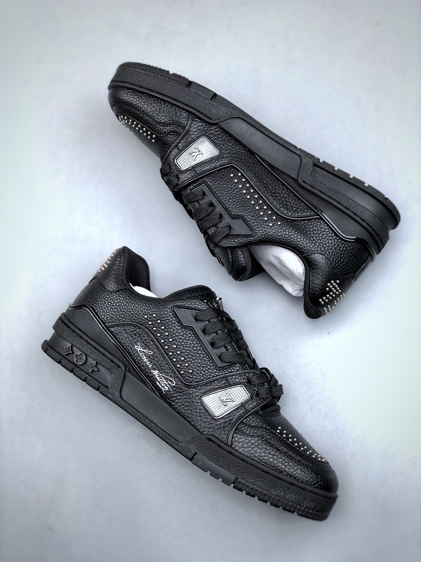 380 lv trainer 男士运动鞋出货，本款 lv trainer 运动鞋为粒面牛皮革渲染缤纷色调