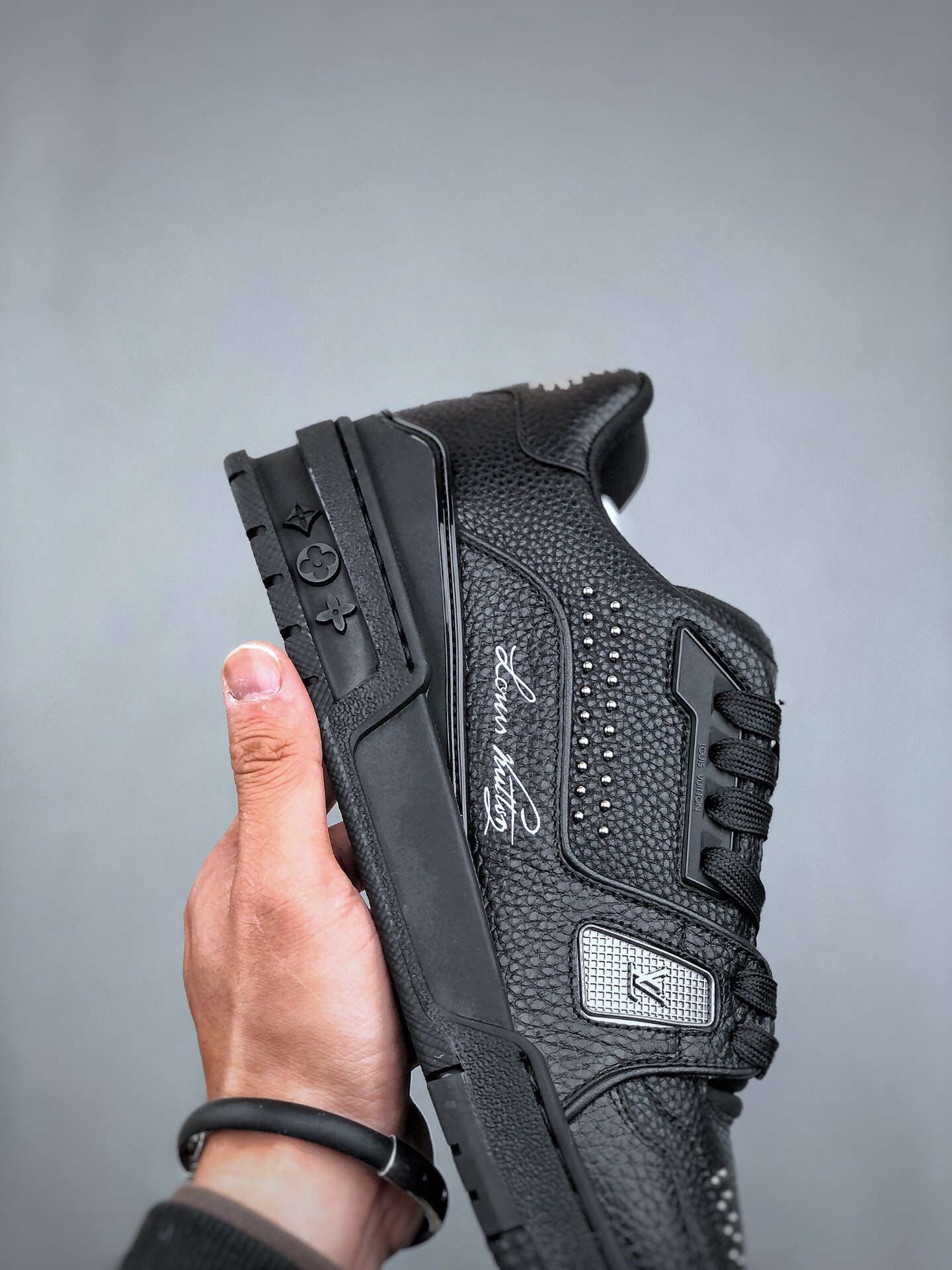 380 lv trainer 男士运动鞋出货，本款 lv trainer 运动鞋为粒面牛皮革渲染缤纷色调