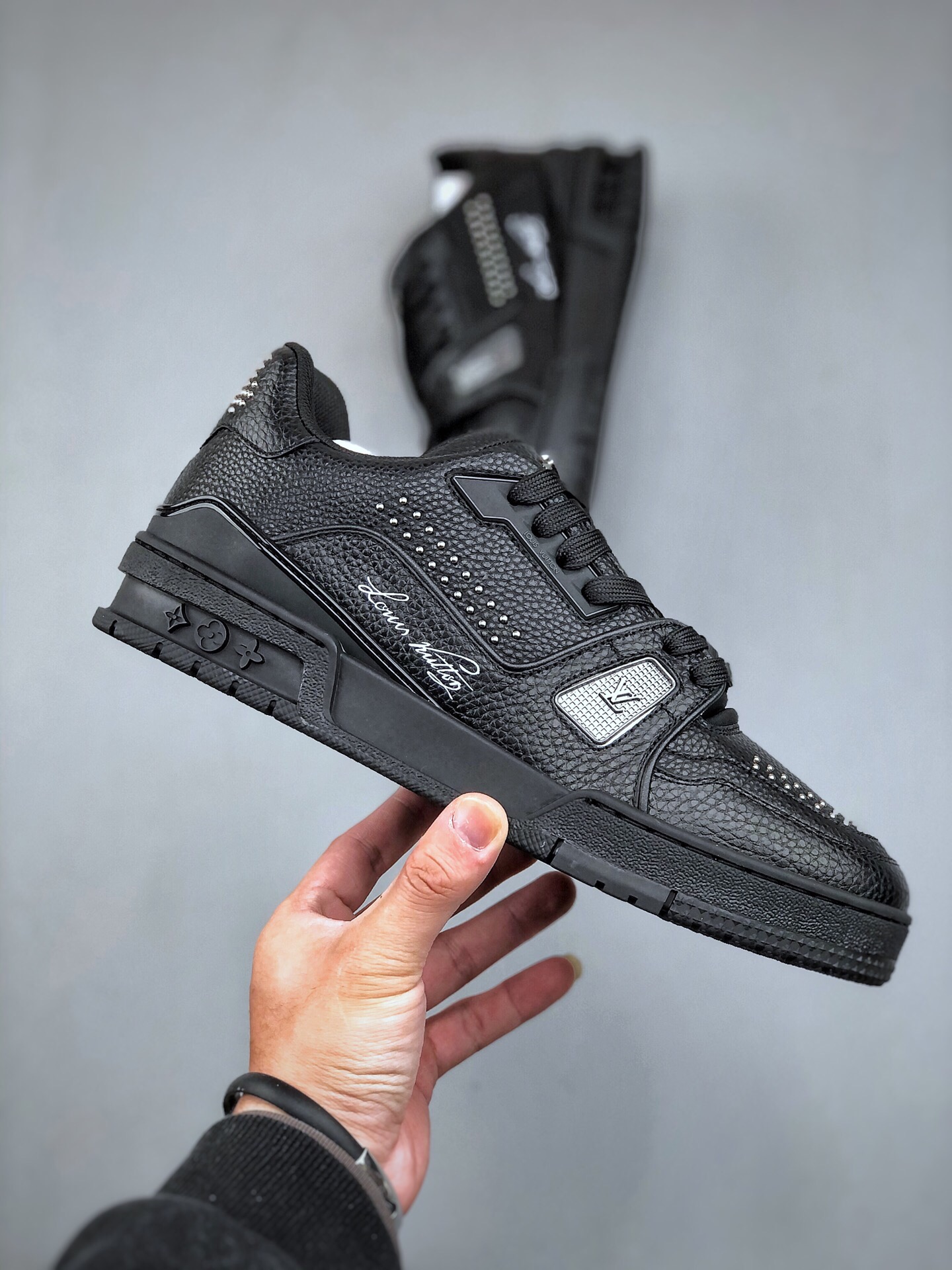 380 lv trainer 男士运动鞋出货，本款 lv trainer 运动鞋为粒面牛皮革渲染缤纷色调