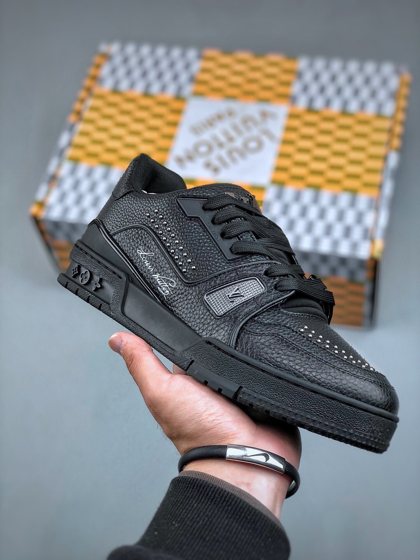 380 lv trainer 男士运动鞋出货，本款 lv trainer 运动鞋为粒面牛皮革渲染缤纷色调