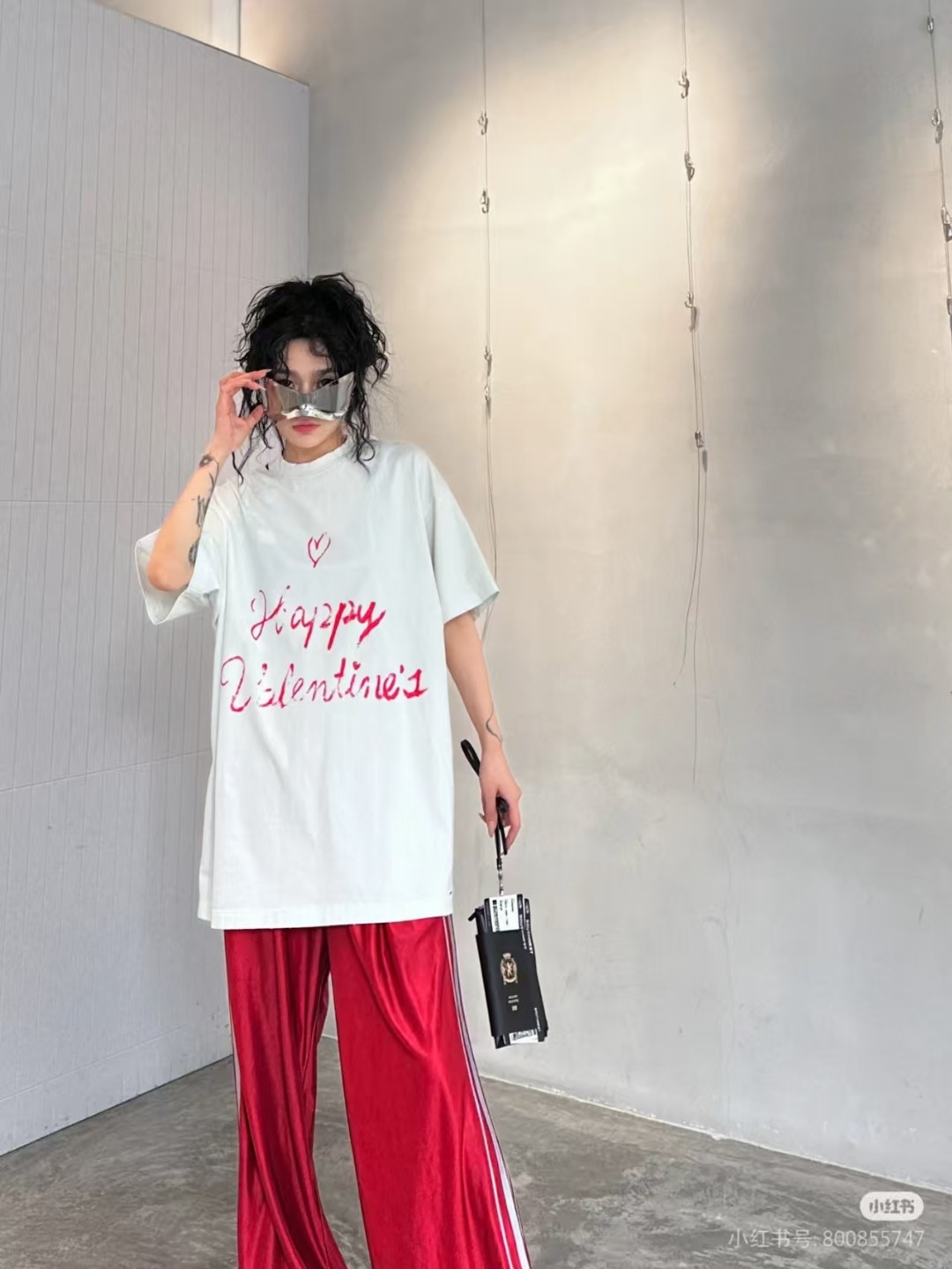 💰135
(顶级最高版本）尺码偏大 B家  巴黎世家  balenciaga  经典红色英文单词重工艺印花圆领半袖T恤短袖
男女同款 情侣款  宽松版型 

（最高版本 原版面料 高版本 高品质）
⚠所有细节 面料辅料工艺（全部1:1 过验）
（店主是“细节怪物” 所以做的货也注重细节）
1⃣区别市场货不对版：全部走单线❌
咱家正品1:1的特种机压线（对机器工人要求高）
2⃣区别市场看图做货 布料色差太大
一分价钱一分货，不做快餐货
3⃣区别市场低版本领标 吊牌 洗水标
咱家全部辅料订做（过验级别）
4⃣ 区别市场无细节可言的做工❌
咱家做工：领口、肩线、袖窿、袖口、下摆
（提高成本也要还原正品：过肩压条 双针走线🔍）


【面料】：250g纯棉高克重版本面料（原版面料）
【辅料】（1:1）：专柜领标➕ 代购级厚板吊牌（区别市场薄纸片）➕过验级带logo水洗标
（包括装订方法 全部1:1） 

【尺码】：XS-L

     胸围	     衣长   	肩宽	
XS	122	         75    	58	
S	126  	    77	       60
M    128         79          62
L     130         81          64

                   
