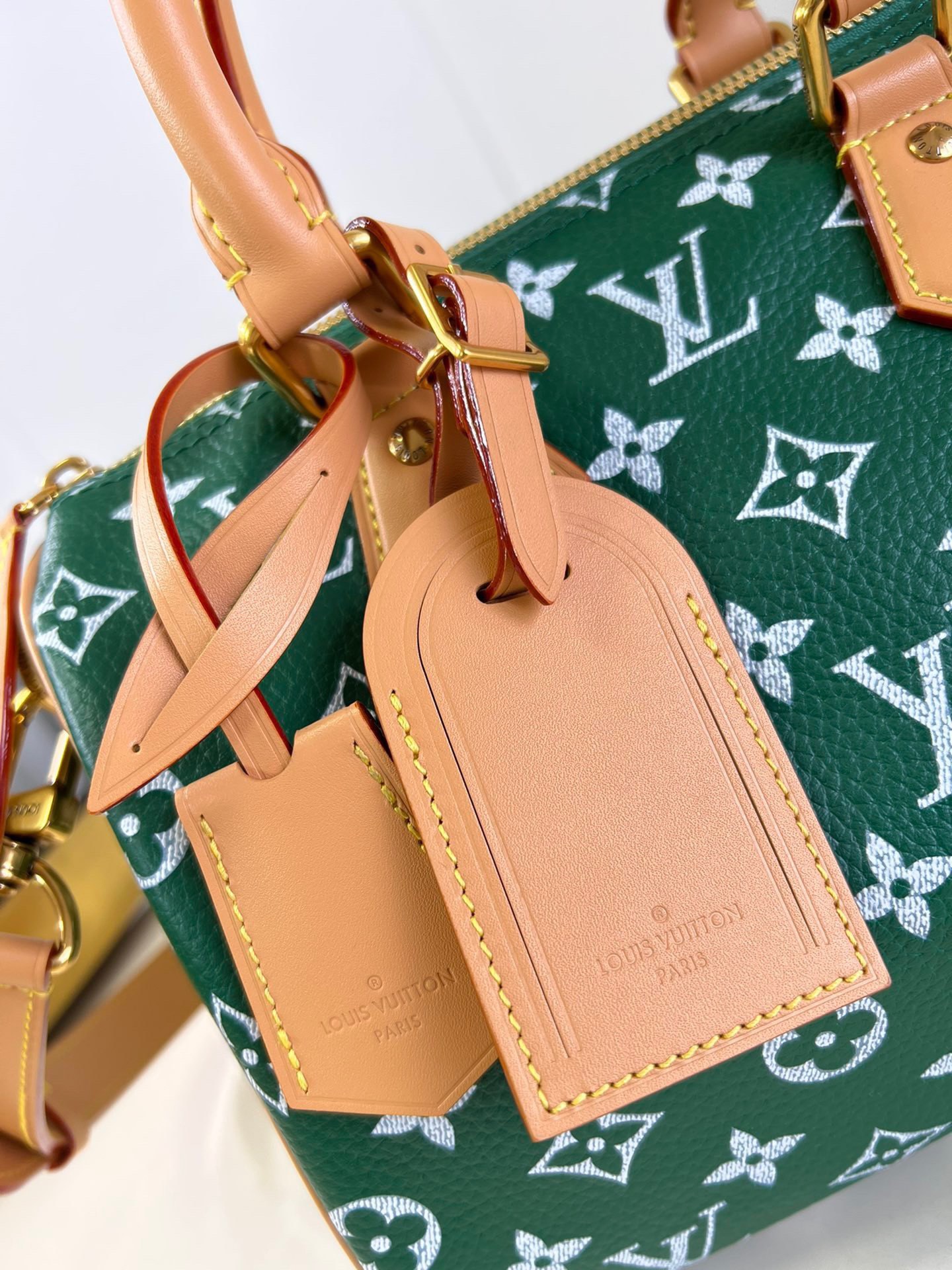 顶级原单独家实拍m24423绿本款皮革手袋以柔软牛皮革传递华贵质感monogram印花临摹帆布上的mon