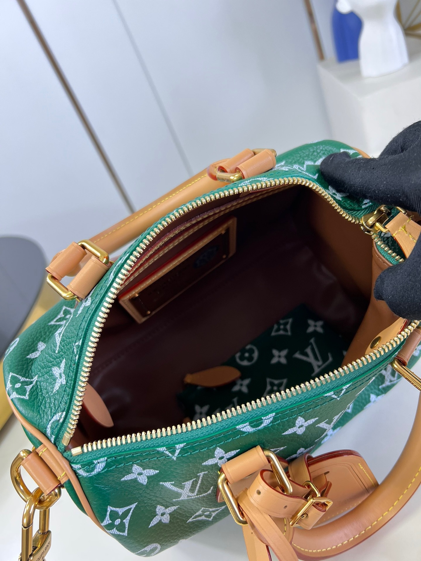 顶级原单独家实拍m24423绿本款皮革手袋以柔软牛皮革传递华贵质感monogram印花临摹帆布上的mon