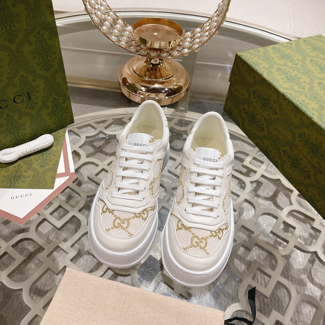 NO:173573,Men.GUCC·Gucci SS New Series Sports Shoes Thick-soled Small White Shoes Casual Board Shoes GG Couple Style White Shoes simultaneous style, catwalk style celebrities, internet celebrities, live broadcasts, etc. must be planted in grass and call. The style design is light luxury retro, thick sole heightened, similar to the upgraded version of classic small white shoes. The top version upper original custom calfskin fabric is matched with GUCC classic presbyterian webbing, perforation, embossing craftsmanship, inner cowhide, foot pad cowhide, comfortable and soft feet!  Original replica 11 mold opening IP light material bottom, 4cm heightened thick bottom!  Size women 35-40 Packaging counter aviation packaging, casual shoes/sports shoes, gucci, gucci, sneakers, cowhide19860909男.GUCC·古驰 ss新款 系列运动鞋厚底小白鞋休闲板鞋 GG情侣款小白鞋专柜同步款,走秀款明星、网红、直播等必定种草打call 款式设计轻奢复古,厚底增高,相似于经典小白鞋的升级版 最顶级版本鞋面原版定制小牛皮面料,搭配GUCC经典老花布织带、穿孔、压纹工艺,内里牛皮,垫脚牛皮,脚感舒适柔软！原版复刻11开模IP轻料底,4cm增高厚底！ 码数女35-40 包装专柜航空包装,休闲鞋/运动鞋,gucci,gucci,sneakers,cowhide,Women's Shoes