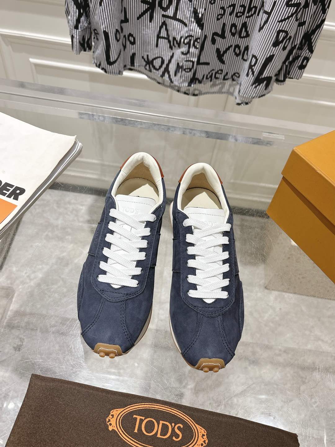 NO:165470,TOD'S2025 new Forrest Gump shoes Sneakers In the fashion trend, TOD'S has always been unique with its unique design and excellent quality. This time, the newly launched TOD'S Forrest Gump shoes casual style new product is undoubtedly another masterpiece of the brand. This Forrest Gump shoes combines TOD'S's ultimate pursuit of fashion and comfort. It uses top-notch materials, and the upper is soft and textured, which not only ensures good breathability, but also gives the shoes the durable characteristics. Fabric: cowhide, cowhide, inner lining: sheepskin hanging leather footbed size: 35-40, casual shoes/sports shoes, Tod's, sneakers, cowhide, sheepskin19860909批TOD'S2025新款 阿甘鞋 运动鞋在时尚的潮流中,TOD'S 始终以其独特的设计和卓越的品质独树一帜.此次,全新推出的TOD'S 阿甘鞋休闲风新品,无疑是品牌的又一力作.这款阿甘鞋,融合了TOD'S 对时尚与舒适的极致追求.它采用了顶级的材质,鞋面柔软而有质感,不仅保证了良好的透气性,更赋予了鞋子经久耐用的特性. 面料:牛皮牛反绒 内里:羊皮挂皮垫脚   码数:35-40,休闲鞋/运动鞋,Tod's,sneakers,cowhide,sheepskin,Women's Shoes