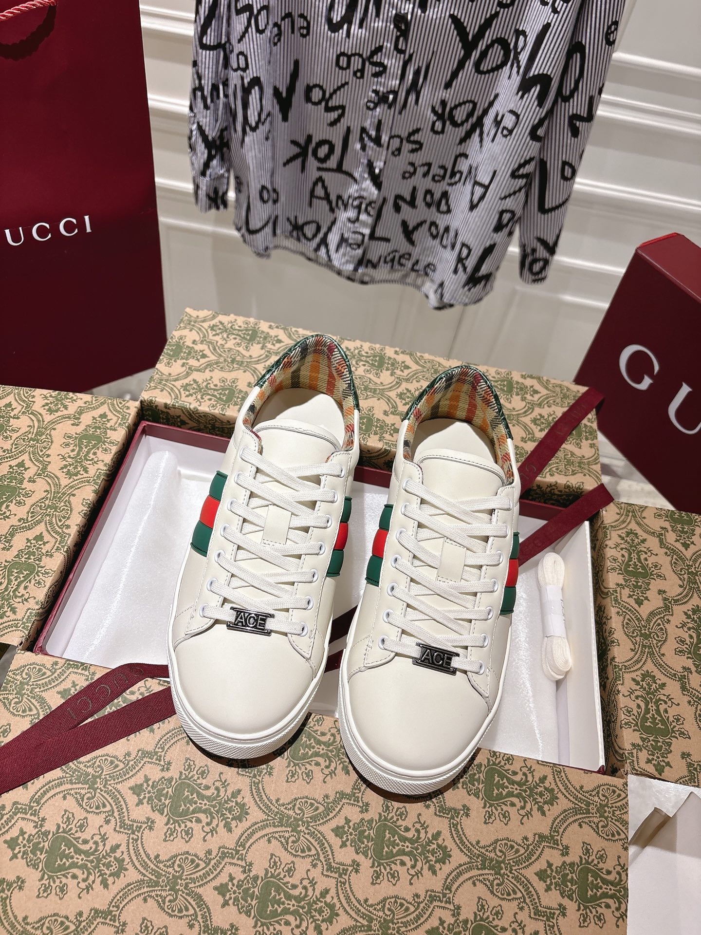 NO:237108,Gucci's latest Ace series Pro version of small white shoes. Original purchase and development. Ace series sneakers continue the brand narrative and achieve the main items. Exquisite packaging for delivery counter Fabric: original imported soft cowhide, original custom soft sheepskin, sole original mold opening TPU non-slip sole, sole thickness 3CM Size: women's 35-40 / men's 39-45, casual shoes/sports shoes, gucci, gucci, sneakers, cowhide, sheepskin19860909Gucci古驰最新Ace系列Pro版小白鞋 原版购入开发 Ace系列运动鞋延续品牌叙事,匠心成就主打单品. 配送专柜精美包装 面料:原版进口柔软牛皮 内里原版定制柔软羊皮 鞋底原版开模TPU防滑大底 底厚3CM Size:女款35-40 / 男款39-45,休闲鞋/运动鞋,gucci,gucci,sneakers,cowhide,sheepskin,Women's Shoes