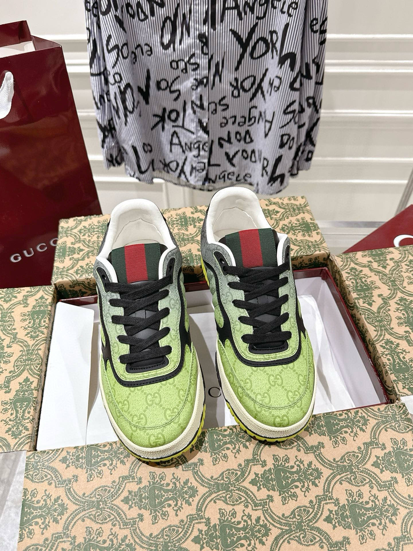 NO:630623,Men's new Gucci sneakers with retro distressed effect, white shoes, sneakers, 25ss latest color matching. The original version purchased at the counter is made one to one. All details and materials are the same as what you buy at the counter. Exclusive original material, upper layer of cowhide, 4cm, original two-color thick sole. Code number: 39-45 (men's 45 custom-made, non-returnable) delivery counter aviation box packaging, casual shoes/sports shoes, gucci, sneakers, cowhide19860909男款 Gucci新款 复古做旧效果运动鞋 小白鞋 板鞋 25ss最新配色 专柜购买原版一比一打造 所有细节 材料 全部跟你在专柜买到的都一样 独家原版材质,鞋面头层牛皮、4cm、原版双色厚底 码数:39-45（男45定做不退换）配送专柜航空飞机盒包装,休闲鞋/运动鞋,gucci,sneakers,cowhide,Women's Shoes