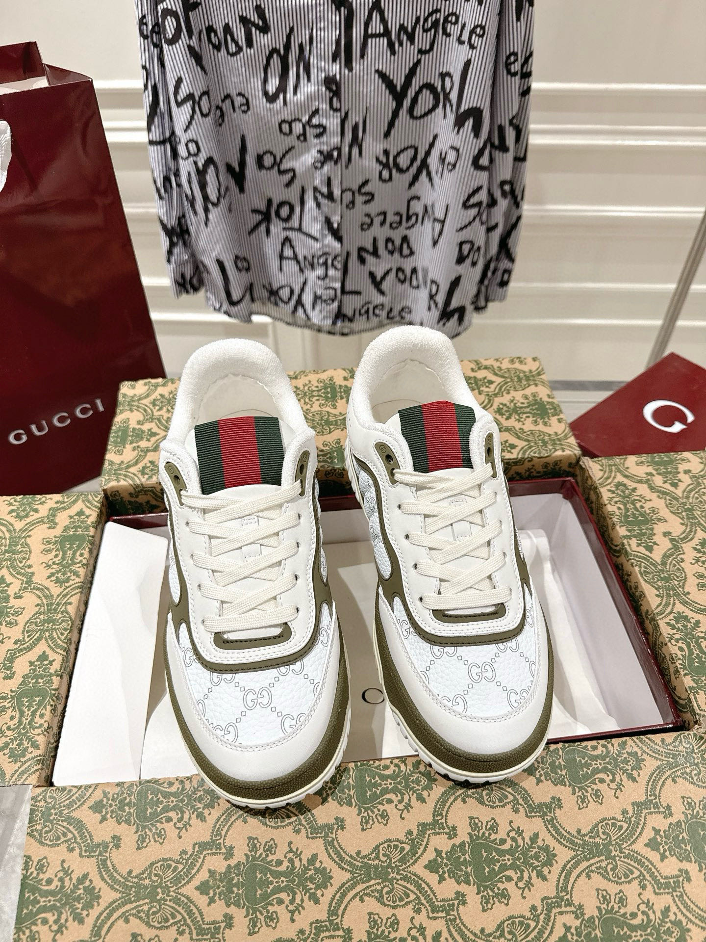 NO:630620,Couple's new Gucci retro distressed effect sneakers, white shoes, sneakers, 25ss latest color matching, buy the original version at the counter and make it one to one. All details and materials are the same as what you buy at the counter. Exclusive original material, upper layer of cowhide, 4cm, original two-color thick bottom. Size: 35-45 (40 for women, 45 for men, custom-made and non-returnable). Delivery counter aviation box packaging, casual shoes/sports shoes, gucci, sneakers, cowhide19860909情侣 Gucci新款 复古做旧效果运动鞋 小白鞋 板鞋 25ss最新配色 专柜购买原版一比一打造 所有细节 材料 全部跟你在专柜买到的都一样 独家原版材质,鞋面头层牛皮、4cm、原版双色厚底 码数:35-45（女40.男45定做不退换）配送专柜航空飞机盒包装,休闲鞋/运动鞋,gucci,sneakers,cowhide,Women's Shoes