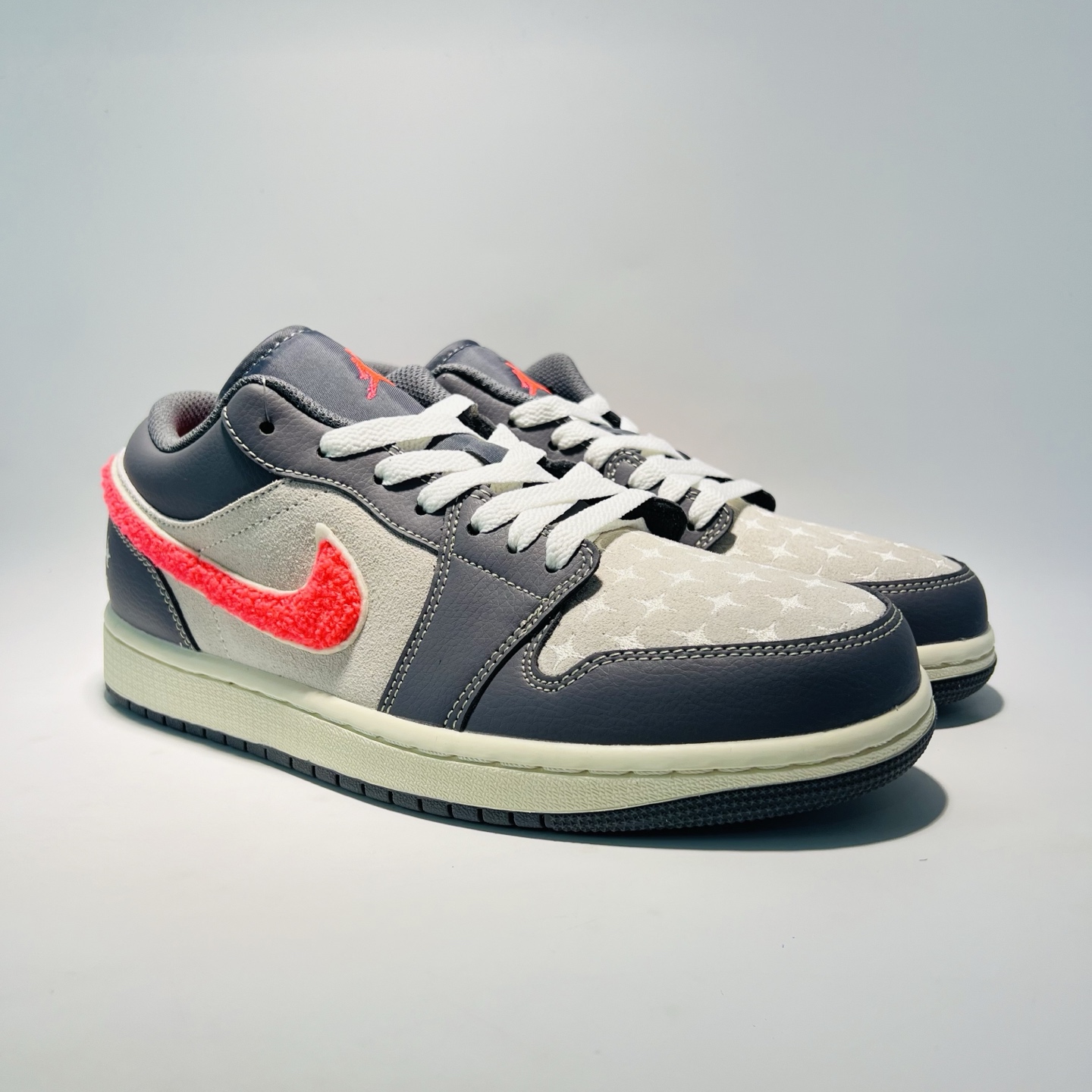 BL19# Jordan Air Jordan 1 时尚有型 轻盈缓震 低帮 复古篮球鞋 女款 灰色
货号：IM6565-014
码数：36-46（带半码）