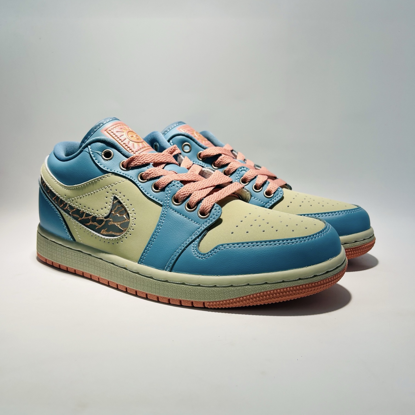 BL19# Jordan Air Jordan 1 SE 时尚舒适 低帮 复古篮球鞋 男女同款 米蓝粉 货号:IM8120-464 (带半码)