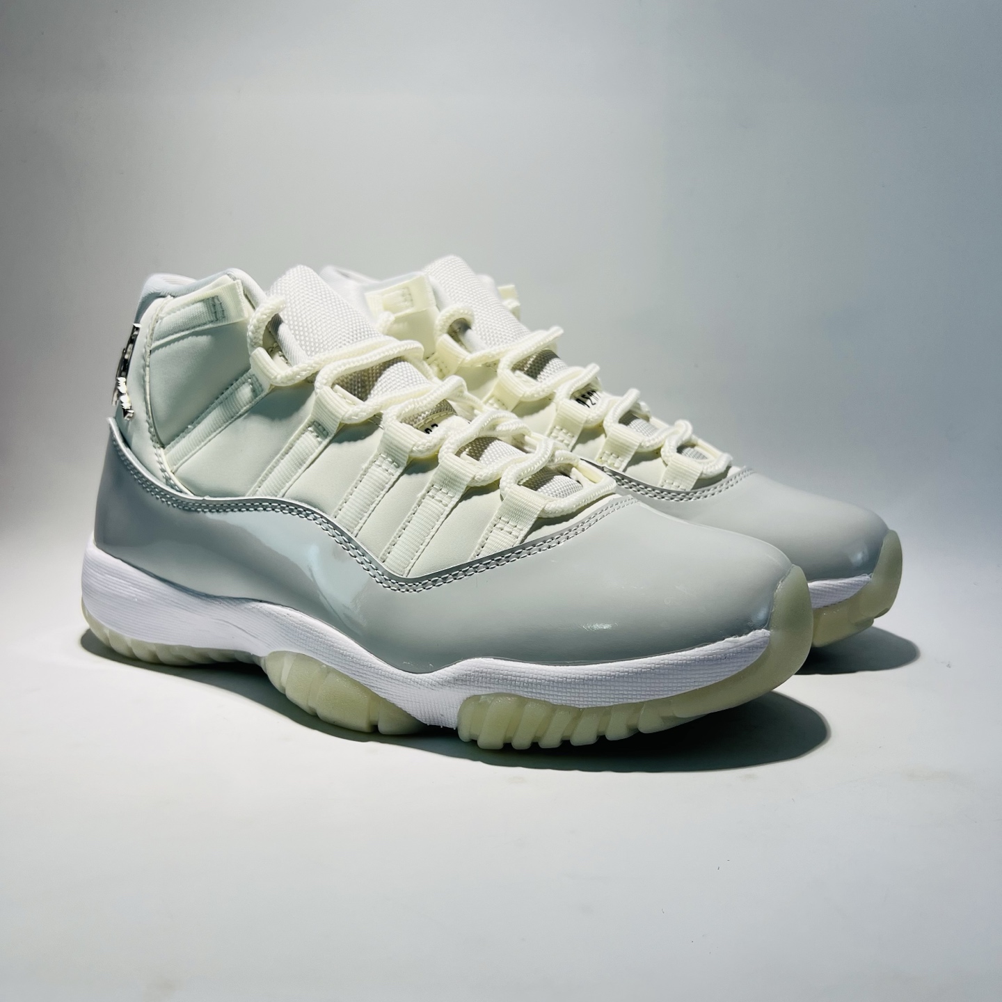 # Jordan Air Jordan 11 RETRO“Pearl”轻盈缓震 中帮 复古篮球鞋 女款 珍珠白 货号:AR0715-110 (带半码)