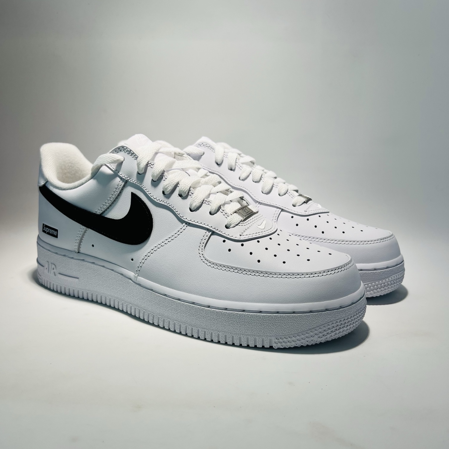 GX27# Nike  x Supreme Air Force 1 Low SP 时尚百搭 耐磨 低帮 板鞋 男女同款 白色
货号：CU9225-102
码数：40-48.5（带半码）