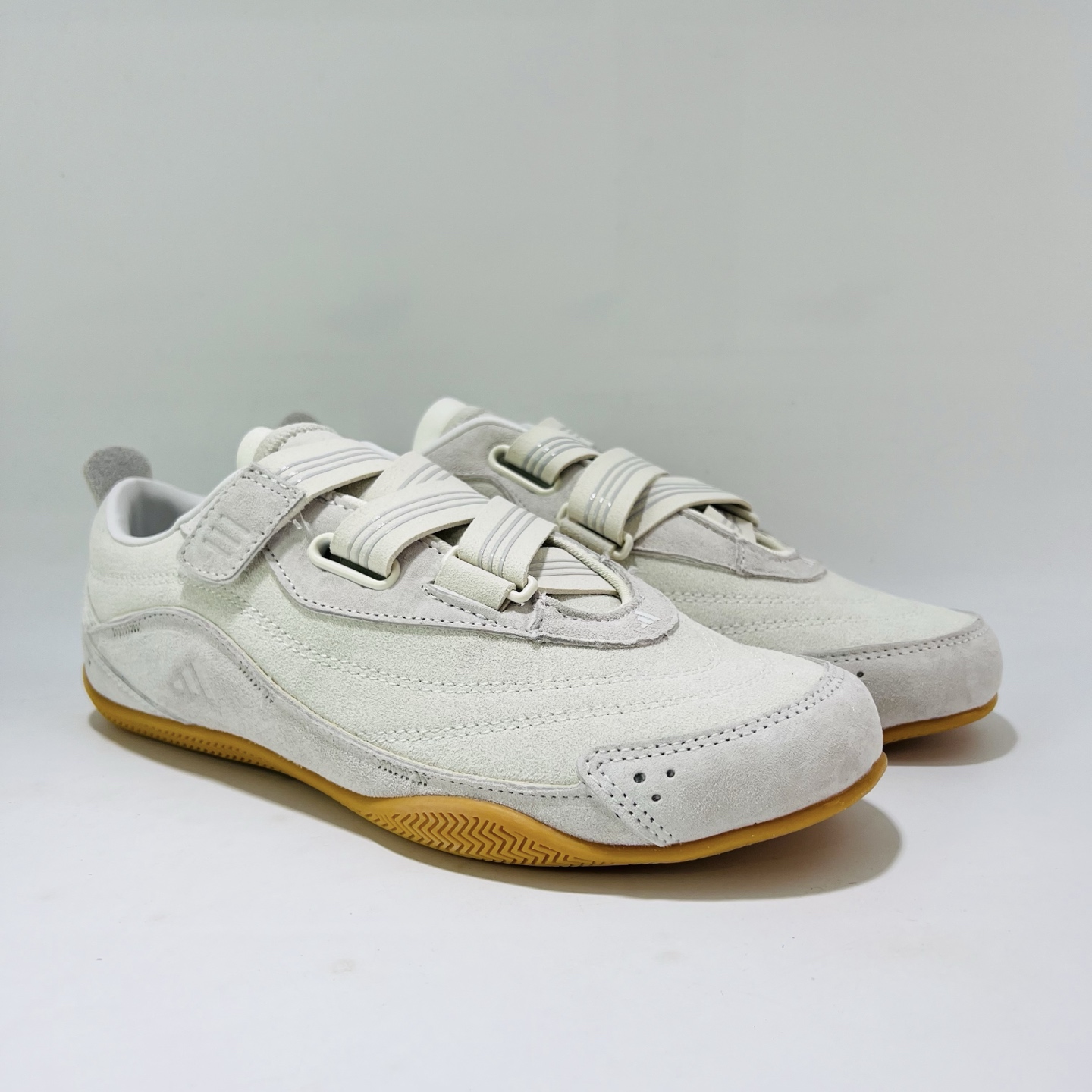 LFZ17# adidas FOS 舒适 防滑耐磨 低帮 生活休闲鞋 女款 清冷白 货号：JS0151 码数：35.5-40（带半码）