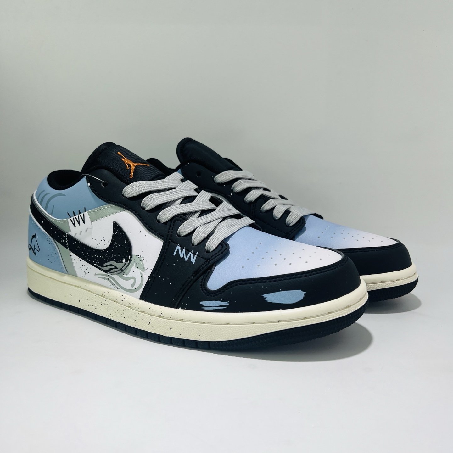 BL19# 【定制球鞋】Jordan Air Jordan 1 奔腾不息 马年限定 国风 新中式 清新  休闲 泼墨 减震 低帮 复古篮球鞋 男女同款 黑蓝
货号：553558-081
码数：36-47.5（带半码）