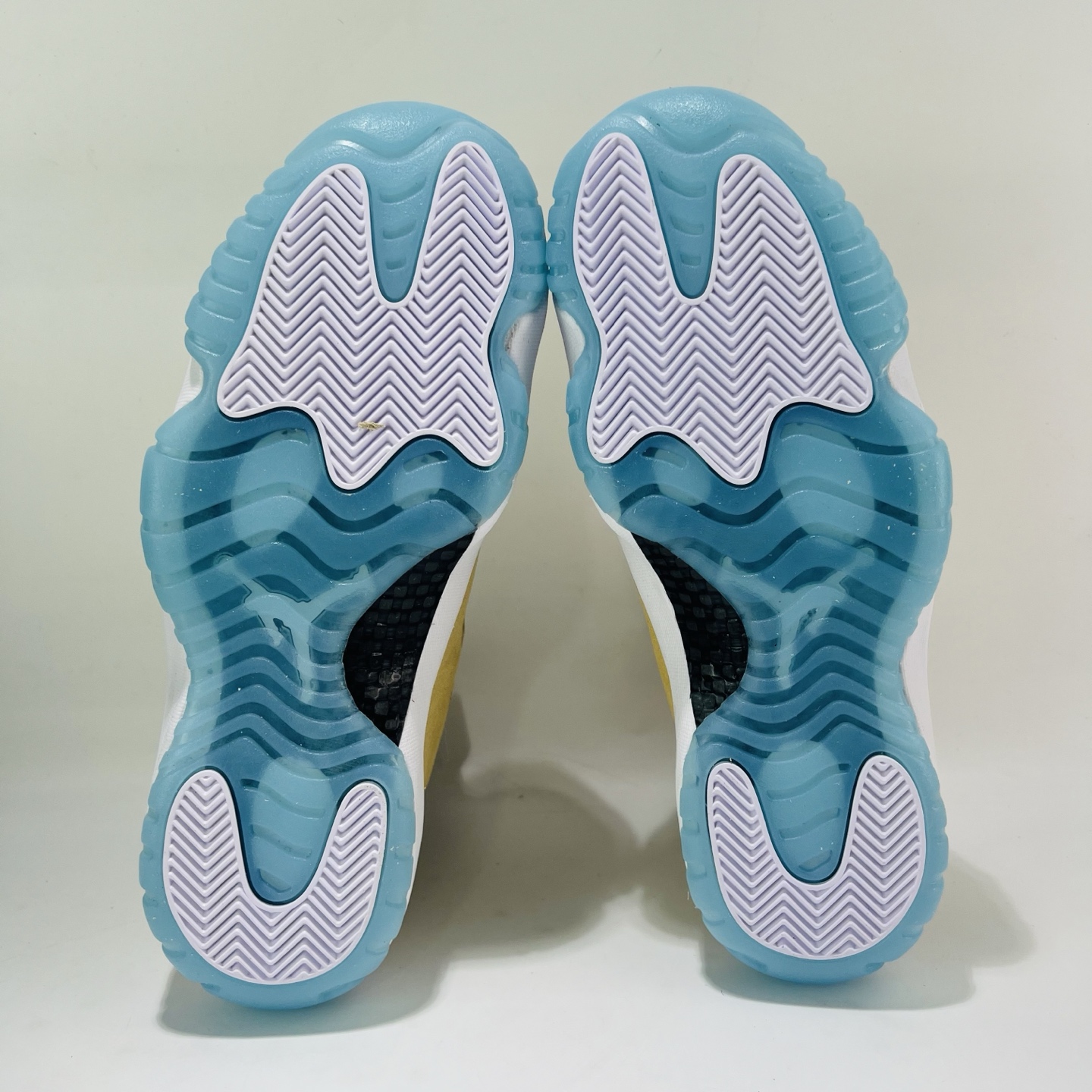 AJ27# Jordan Air Jordan 11 Retro "H-TOWN" 北美限定 时尚舒适 防滑耐磨 高帮 复古篮球鞋 男款 白蓝
货号：IO8960-707
码数：40-47.5（带半码）