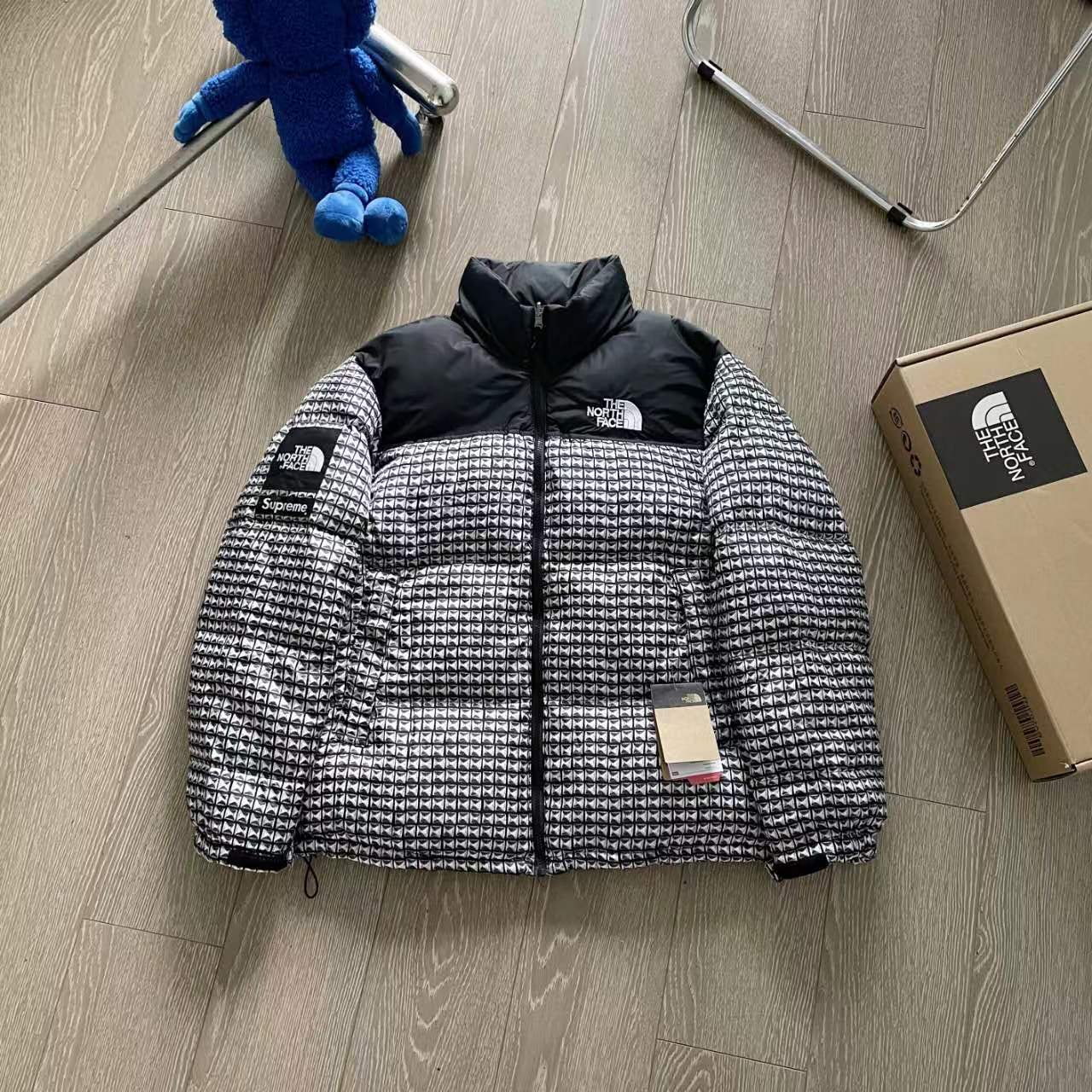 The North Face Embroidered Feather Jacket Collection for Men and Women - 图片 3