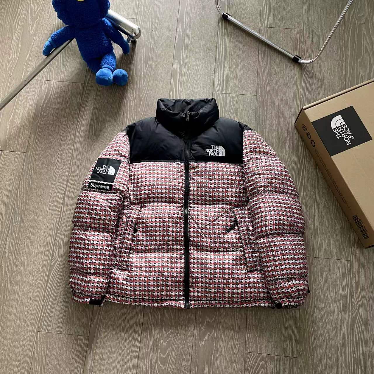 The North Face Embroidered Feather Jacket Collection for Men and Women - 图片 2