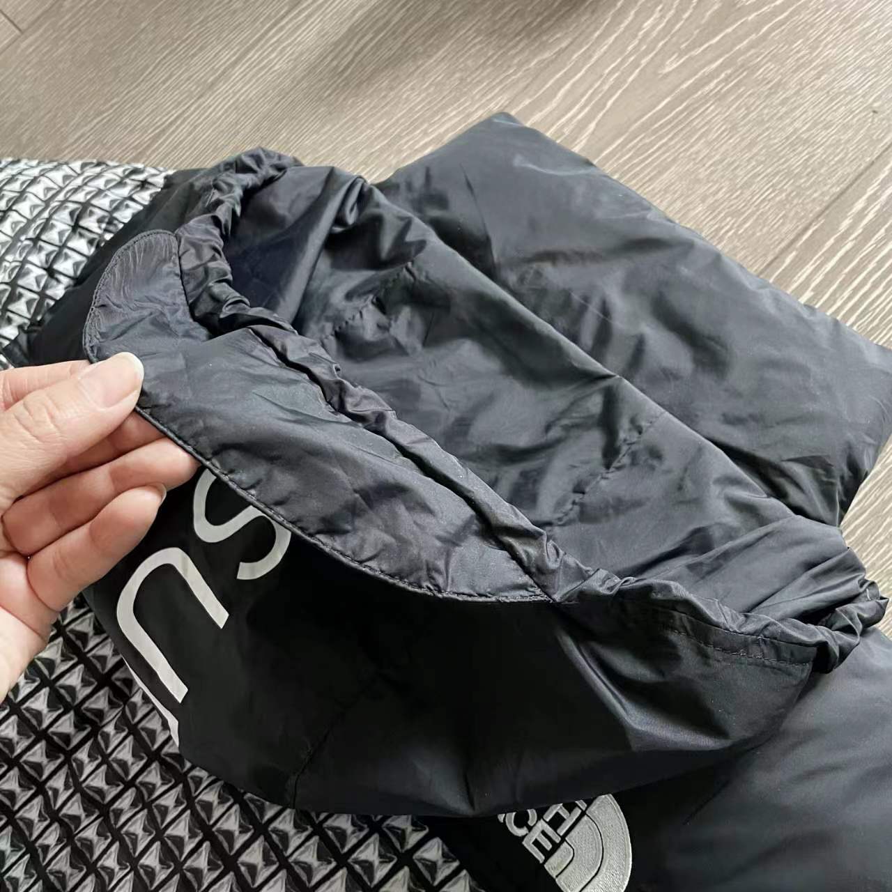 The North Face Embroidered Feather Jacket Collection for Men and Women - 图片 6
