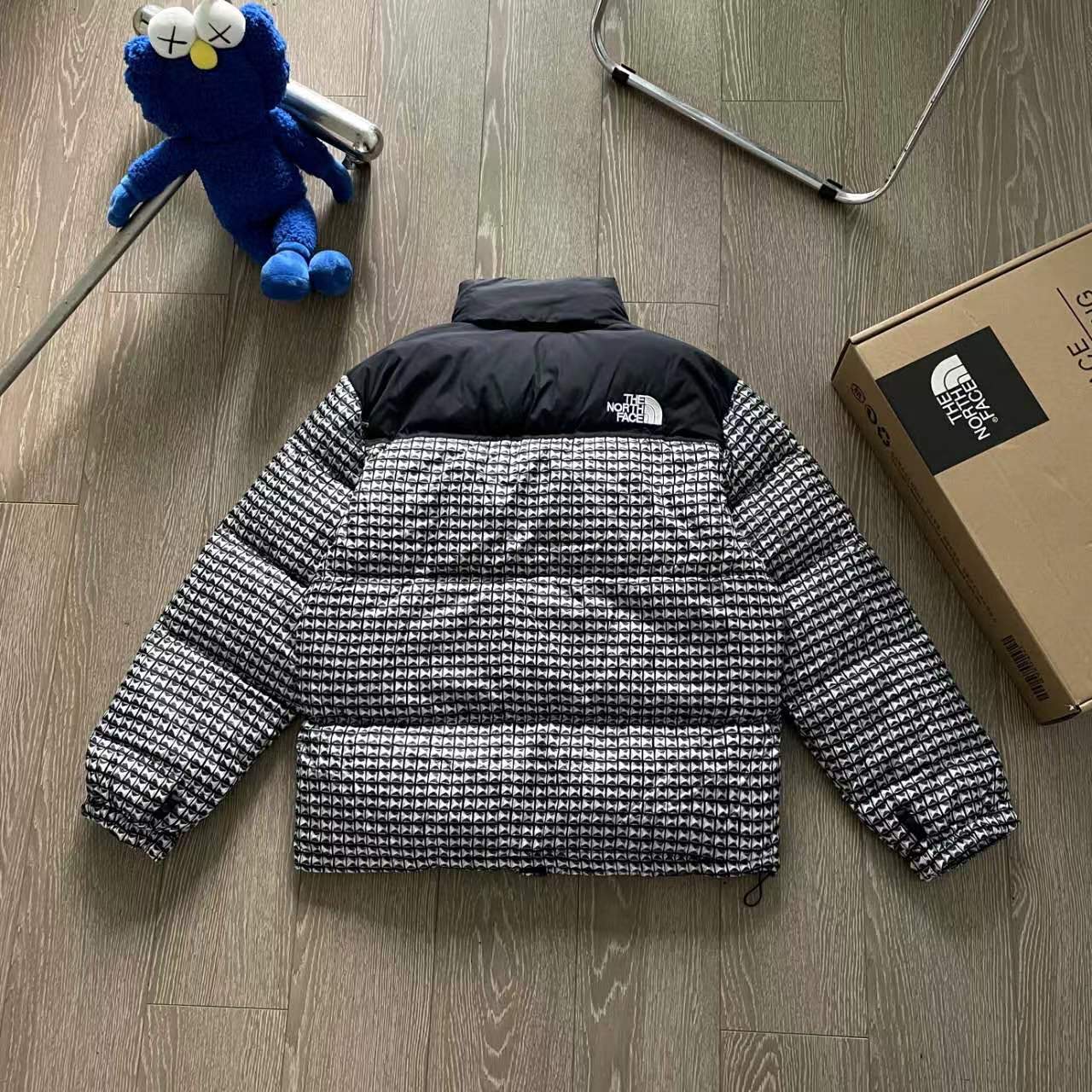The North Face Embroidered Feather Jacket Collection for Men and Women - 图片 5