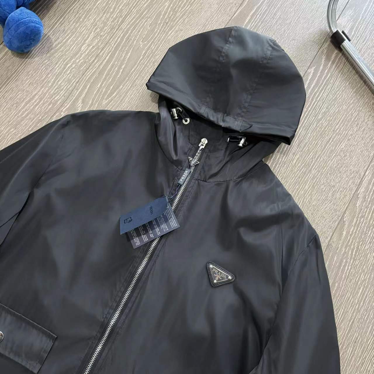 Prada Fall Sports Jacket: Stylish, Comfortable, and High-Quality with Innovative Features - 图片 6
