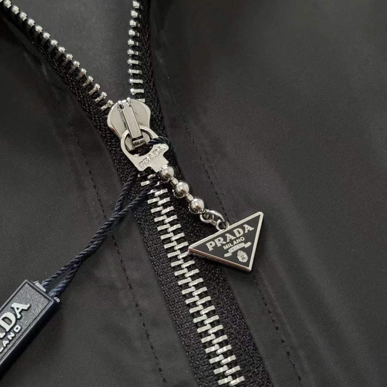 Prada Fall Sports Jacket: Stylish, Comfortable, and High-Quality with Innovative Features - 图片 5