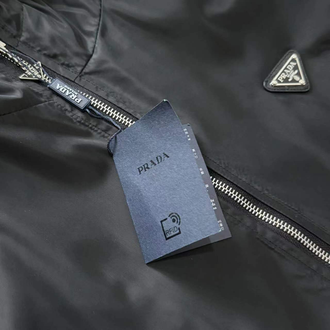 Prada Fall Sports Jacket: Stylish, Comfortable, and High-Quality with Innovative Features - 图片 7