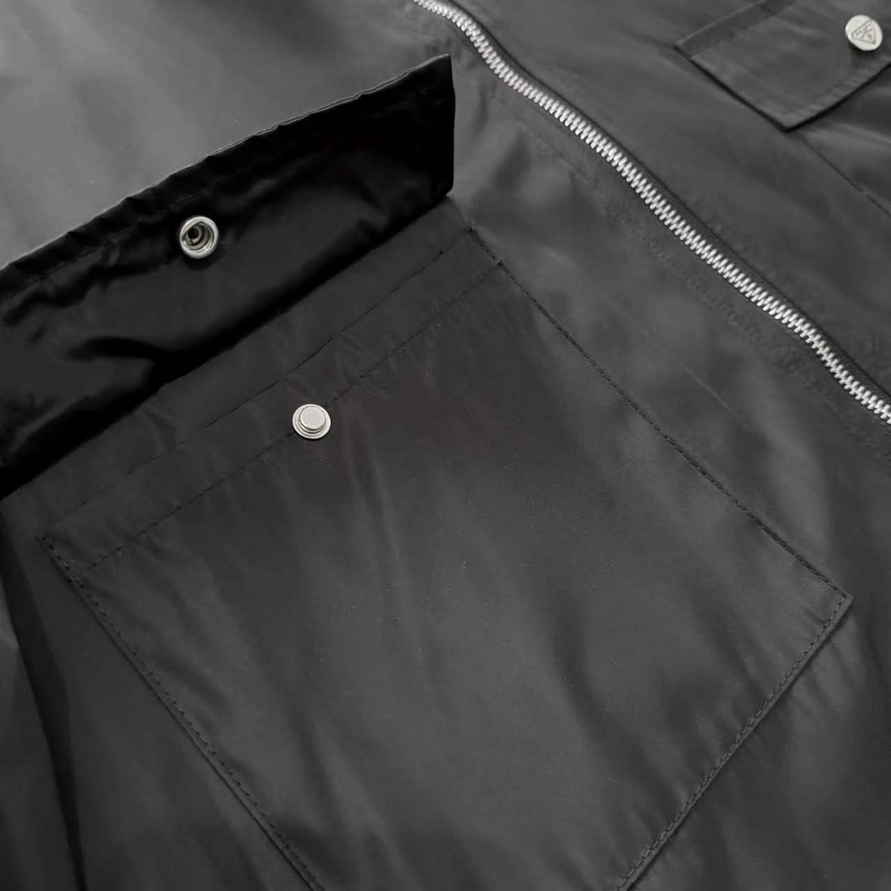 Prada Fall Sports Jacket: Stylish, Comfortable, and High-Quality with Innovative Features - 图片 9