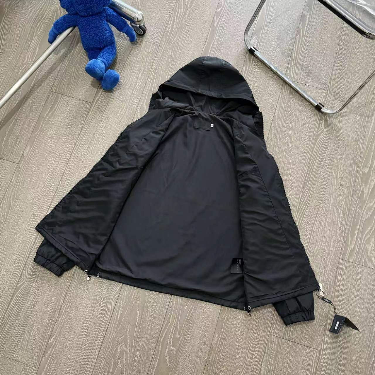 Prada Fall Sports Jacket: Stylish, Comfortable, and High-Quality with Innovative Features - 图片 3