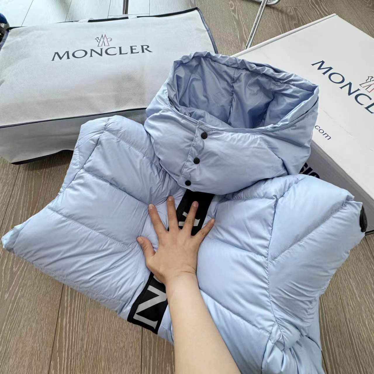 Moncler’s Madeira Black Velvet Jacket: Functional Elegance with Superior Warmth and Comfort. - 图片 8