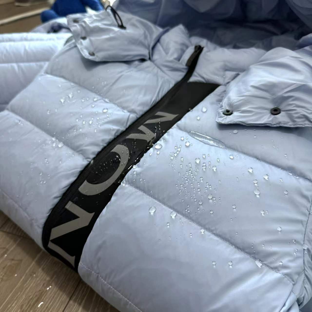 Moncler’s Madeira Black Velvet Jacket: Functional Elegance with Superior Warmth and Comfort. - 图片 6
