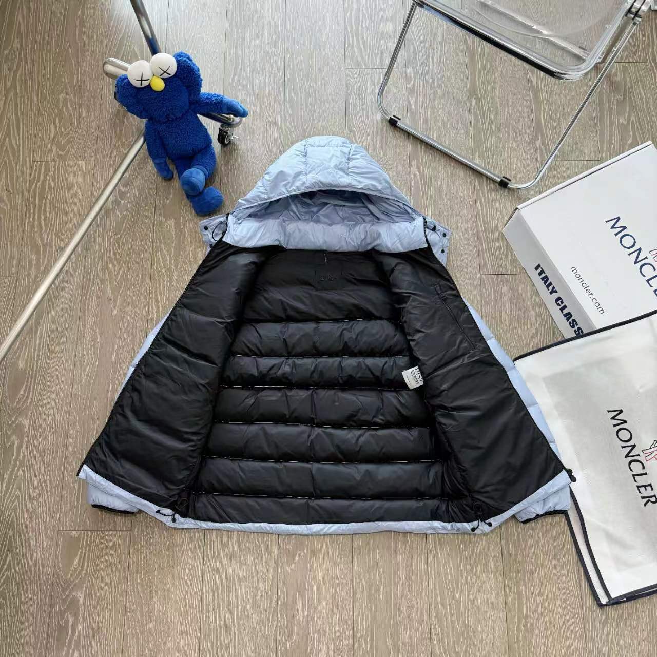 Moncler’s Madeira Black Velvet Jacket: Functional Elegance with Superior Warmth and Comfort. - 图片 4
