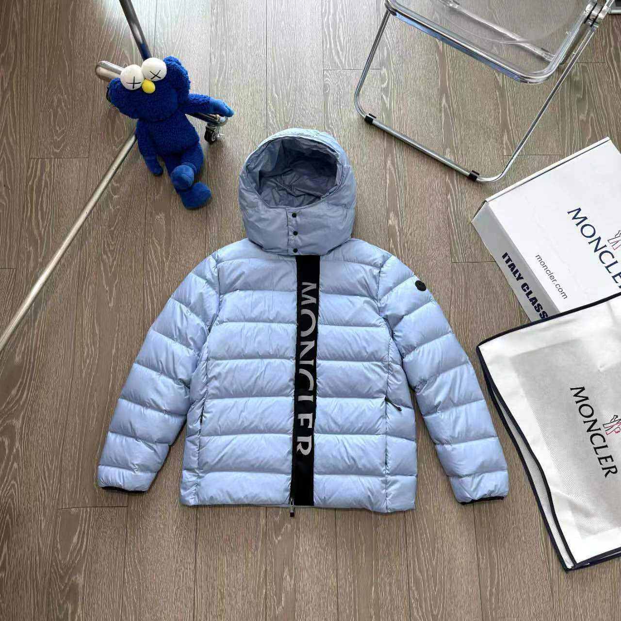 Moncler’s Madeira Black Velvet Jacket: Functional Elegance with Superior Warmth and Comfort. - 图片 3