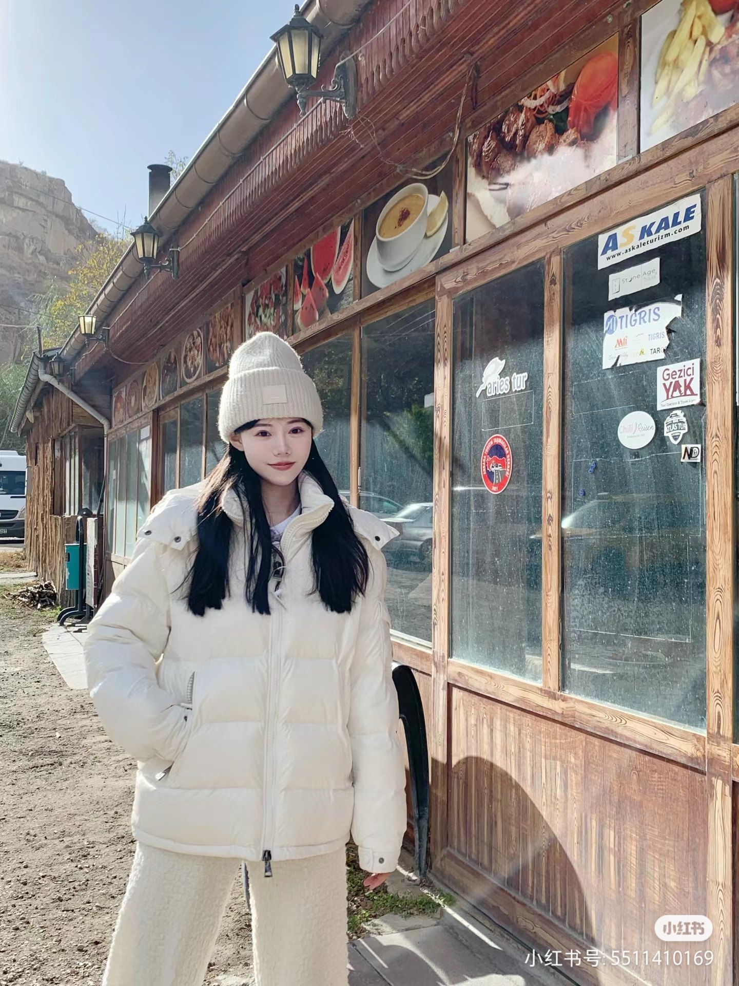 Moncler Maya: Waterproof Fashion with Removable Hats and Unique Design DNA - 图片 4