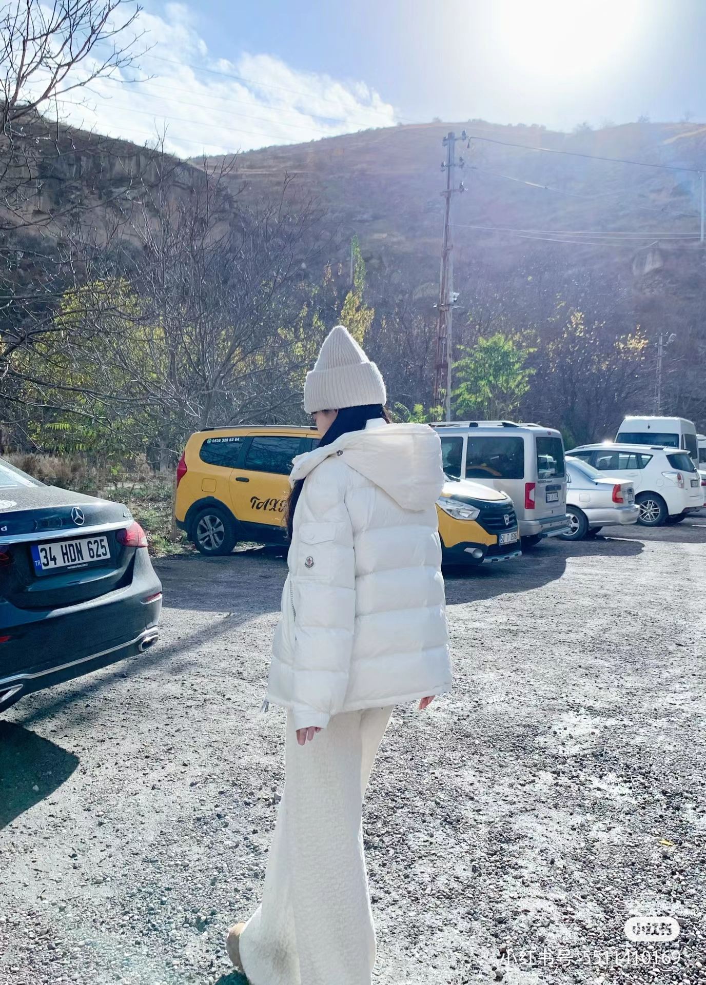 Moncler Maya: Waterproof Fashion with Removable Hats and Unique Design DNA - 图片 3