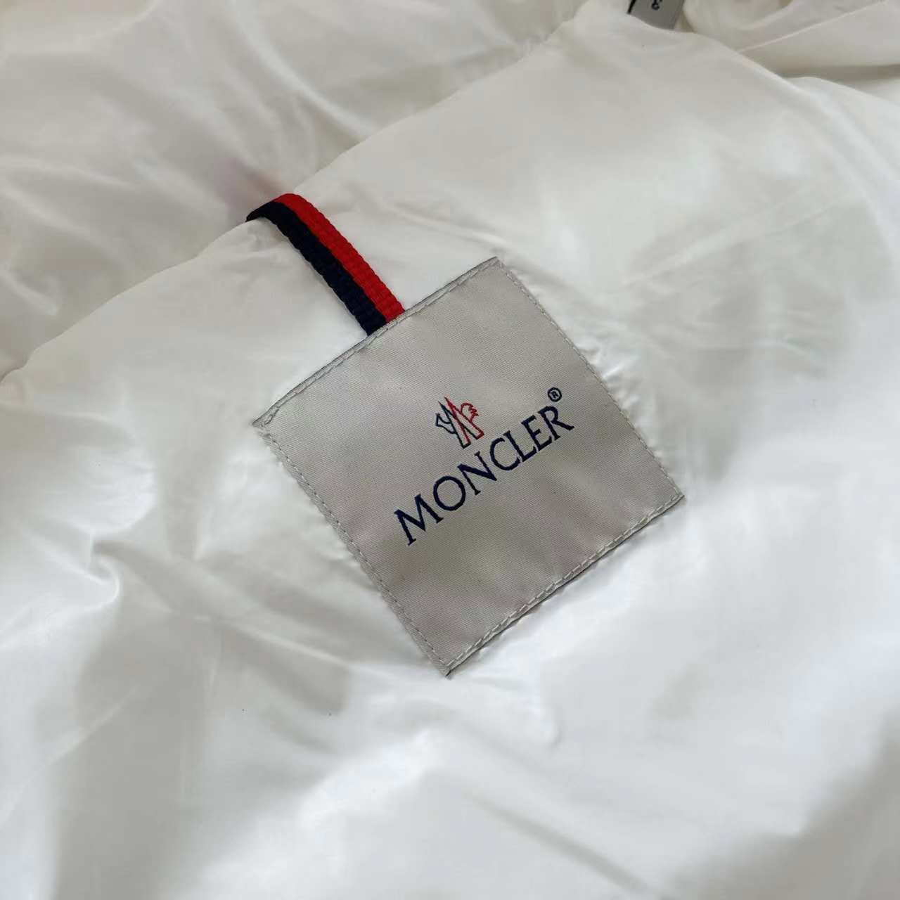 Moncler’s Classic Puff Caps: Timeless Design with High-Quality Materials - 图片 8