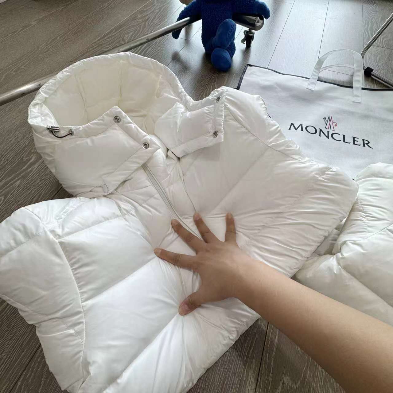 Moncler’s Classic Puff Caps: Timeless Design with High-Quality Materials - 图片 7