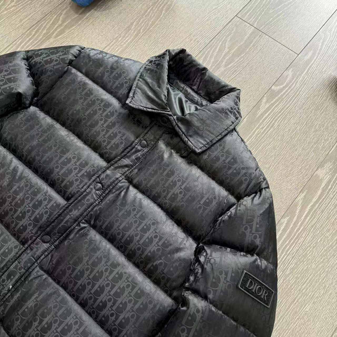 “Dior/Odio Paris Fashion Show: Classic Flowers, Feathers, and Luxury Designs” - 图片 6