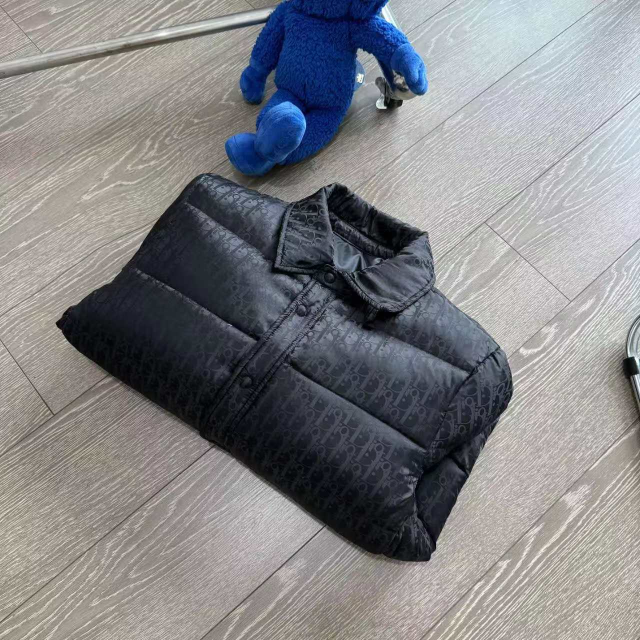 “Dior/Odio Paris Fashion Show: Classic Flowers, Feathers, and Luxury Designs” - 图片 3