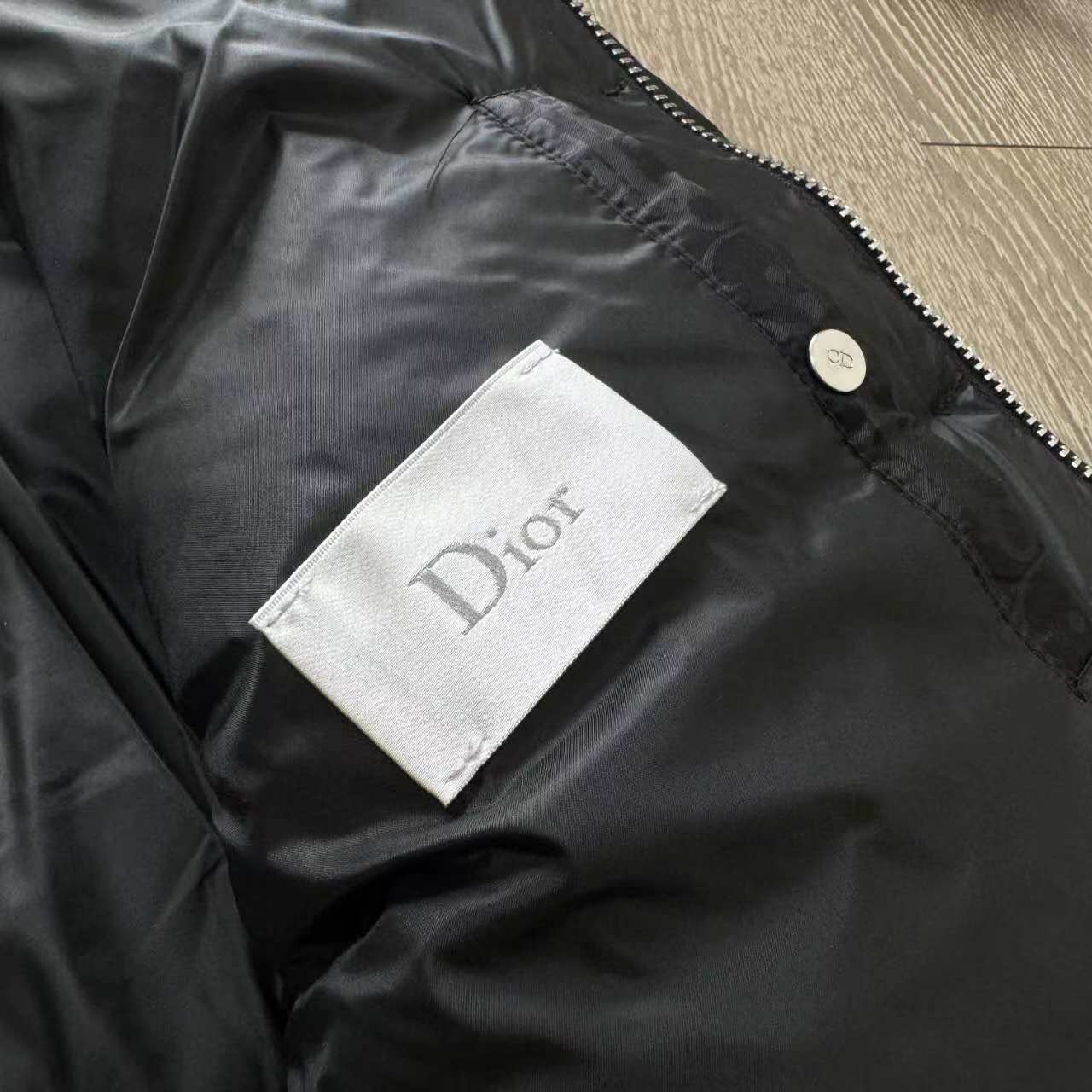 “Dior/Odio Paris Fashion Show: Classic Flowers, Feathers, and Luxury Designs” - 图片 9