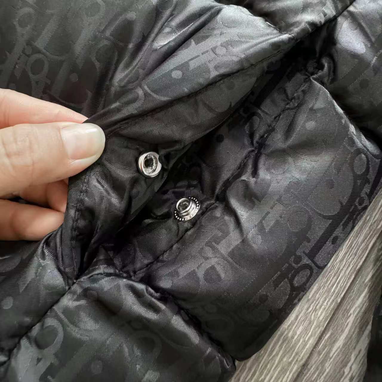 “Dior/Odio Paris Fashion Show: Classic Flowers, Feathers, and Luxury Designs” - 图片 7