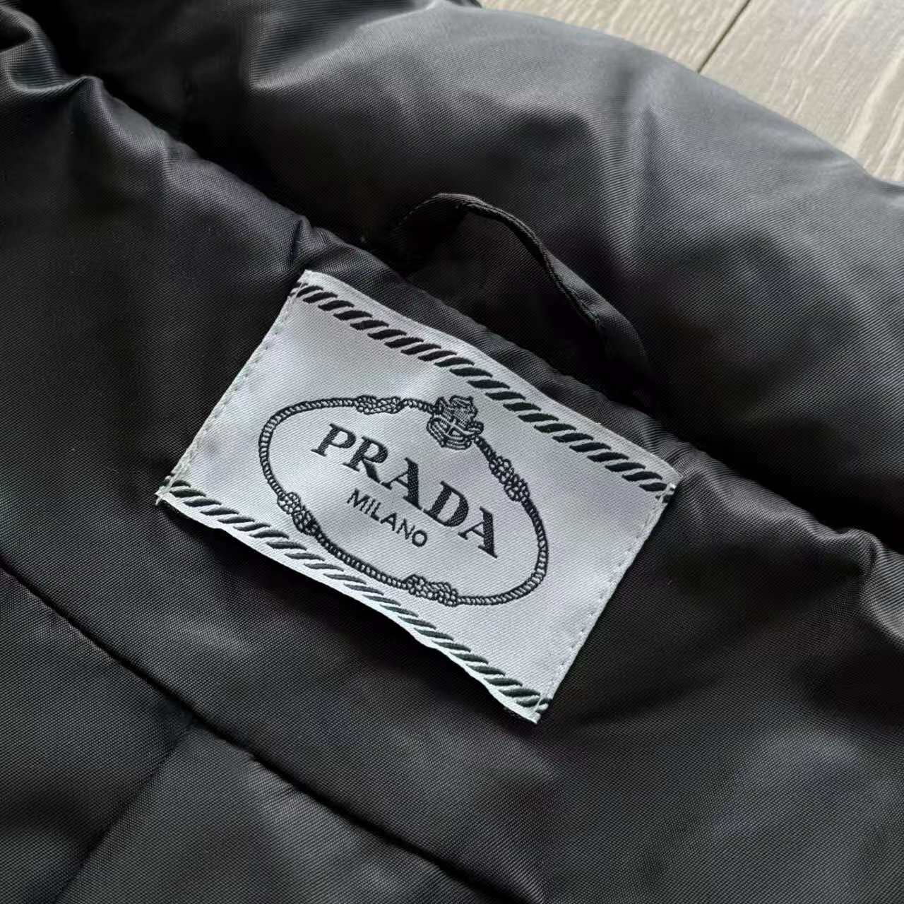 Luxury Prada Linea Rossa Velvet Cabinet: High-End Quality and Craftsmanship, Exquisite Details - 图片 7