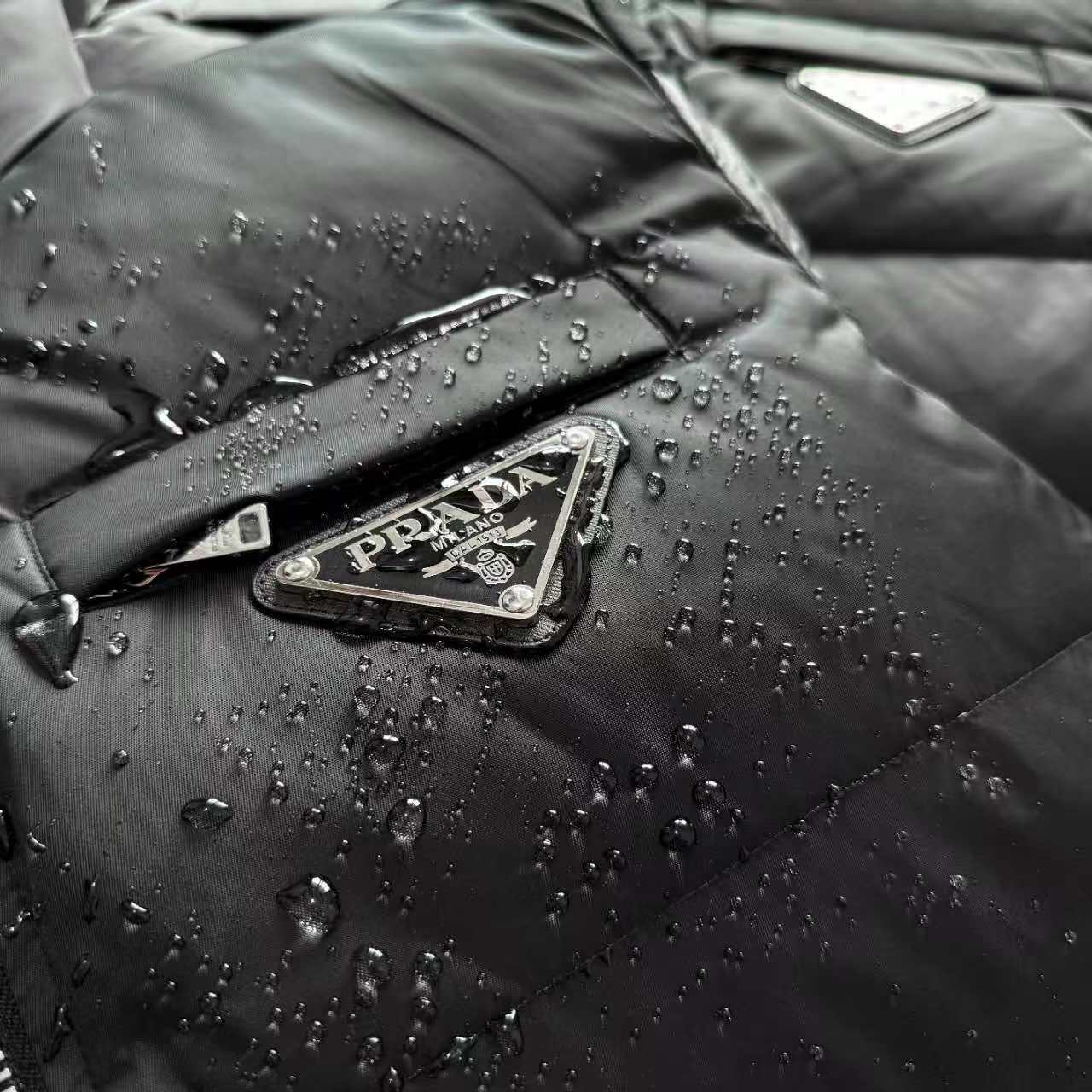 Prada Winter Jacket: Stylish Design, Warm Feathers, High Quality Fabric, Multiple Pockets - 图片 5