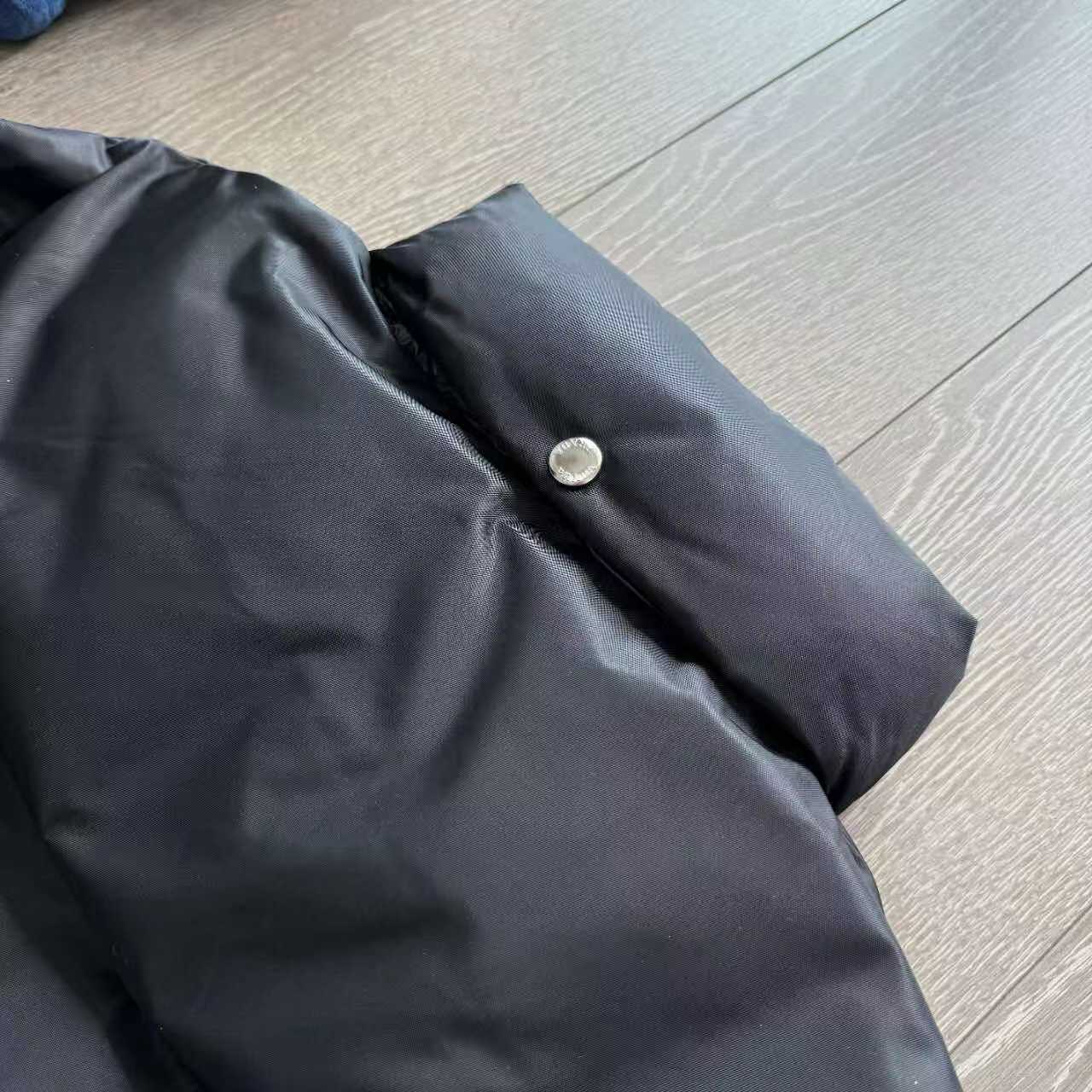 Prada Winter Jacket: Stylish Design, Warm Feathers, High Quality Fabric, Multiple Pockets - 图片 6
