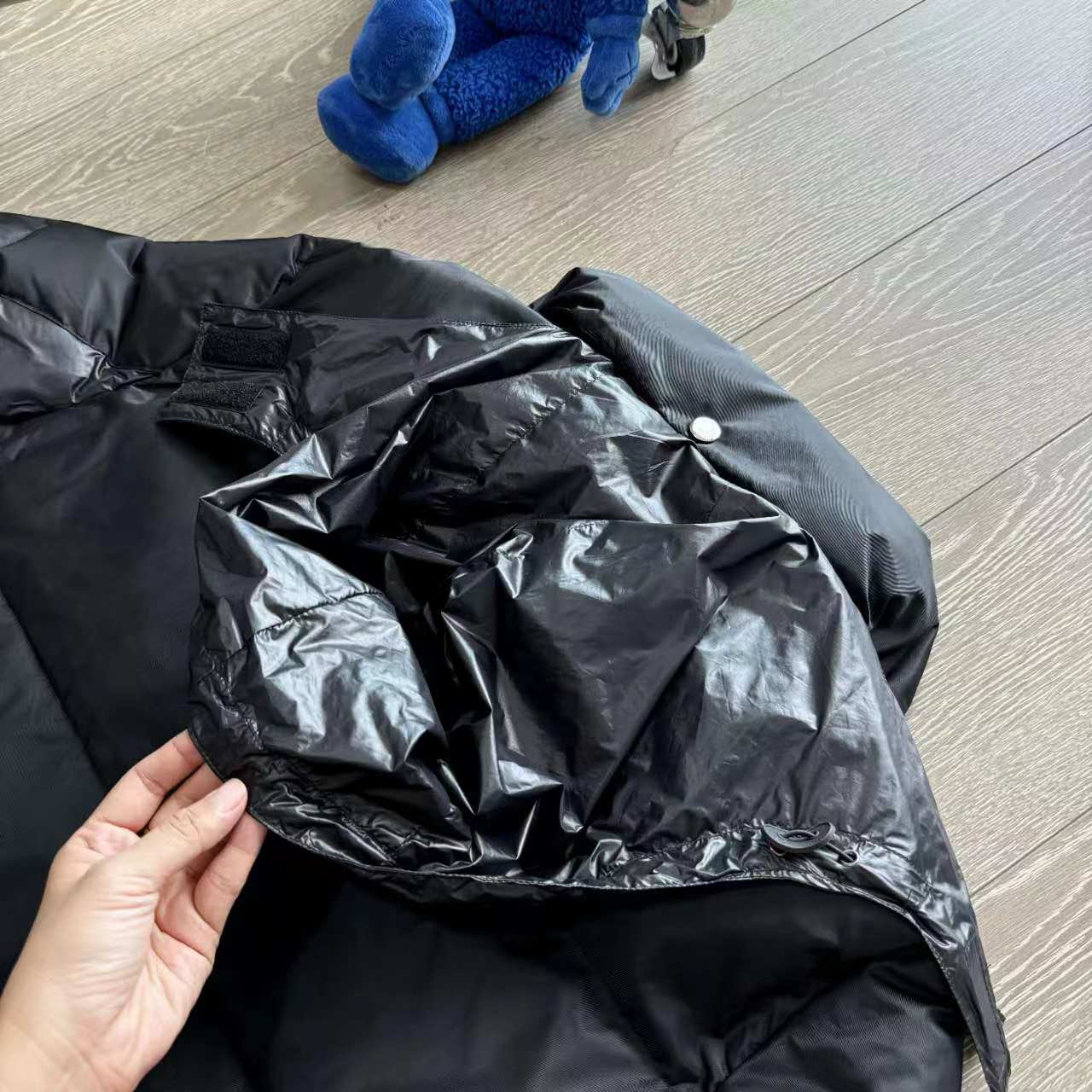 Prada Winter Jacket: Stylish Design, Warm Feathers, High Quality Fabric, Multiple Pockets - 图片 7