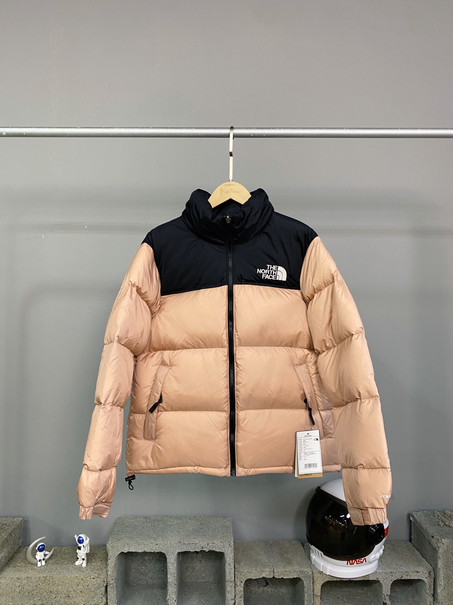 The North Face Nuptse 1996 Collection: High-Quality Embroidery and Functional Design - 图片 7
