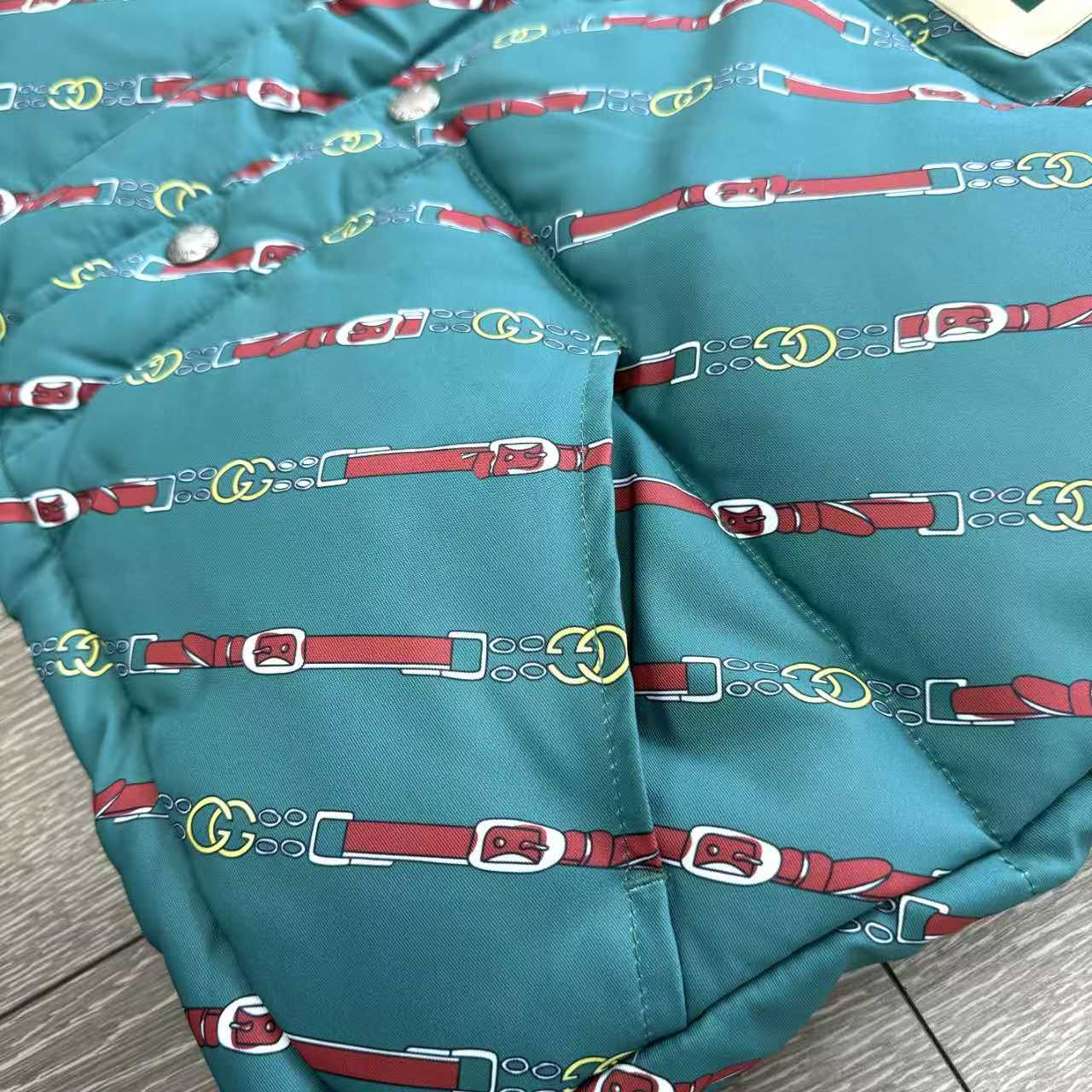 Gucci Vest: Stylish, Warm, and Comfortable Polyester Blend with Classic Logo Design - 图片 7