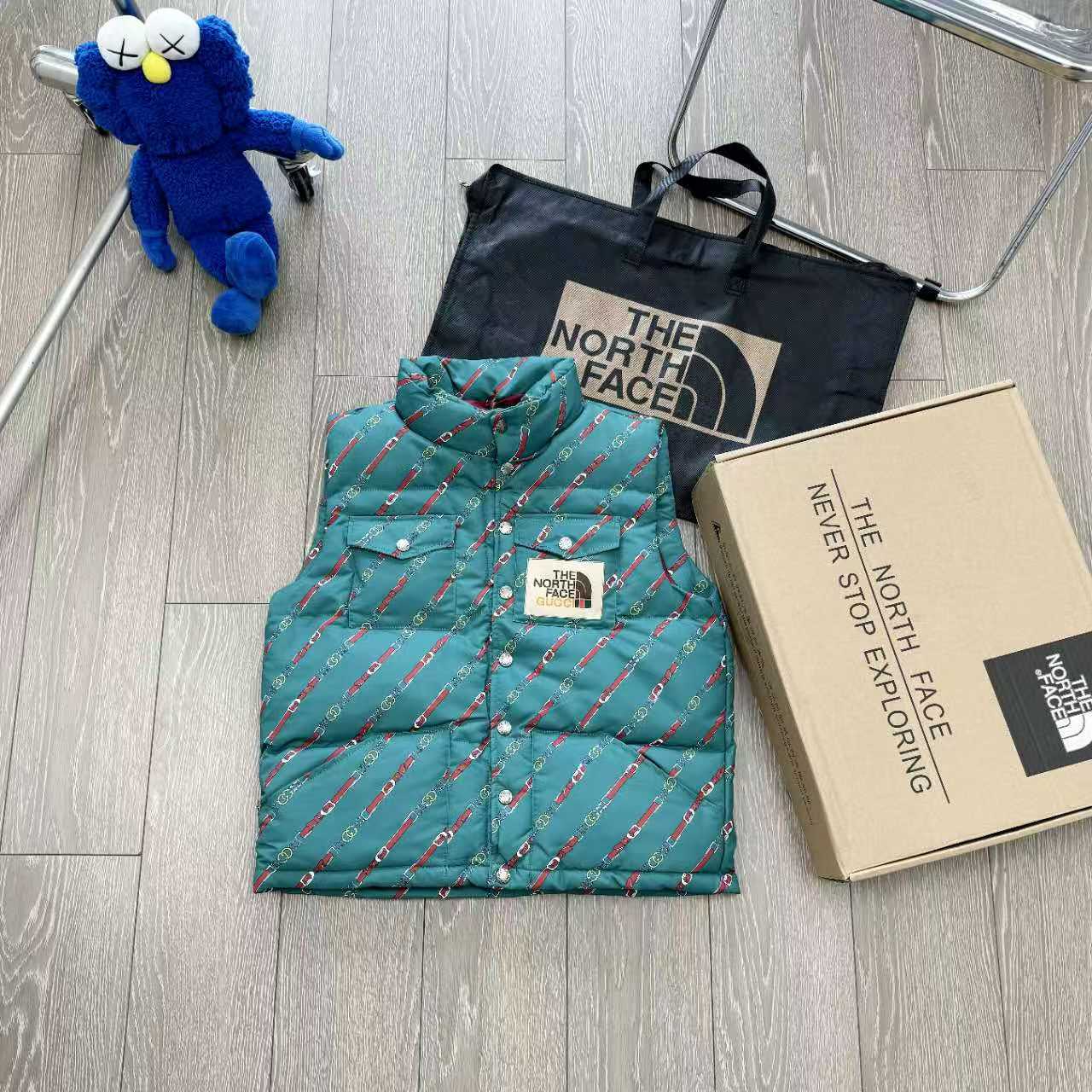 Gucci Vest: Stylish, Warm, and Comfortable Polyester Blend with Classic Logo Design - 图片 2