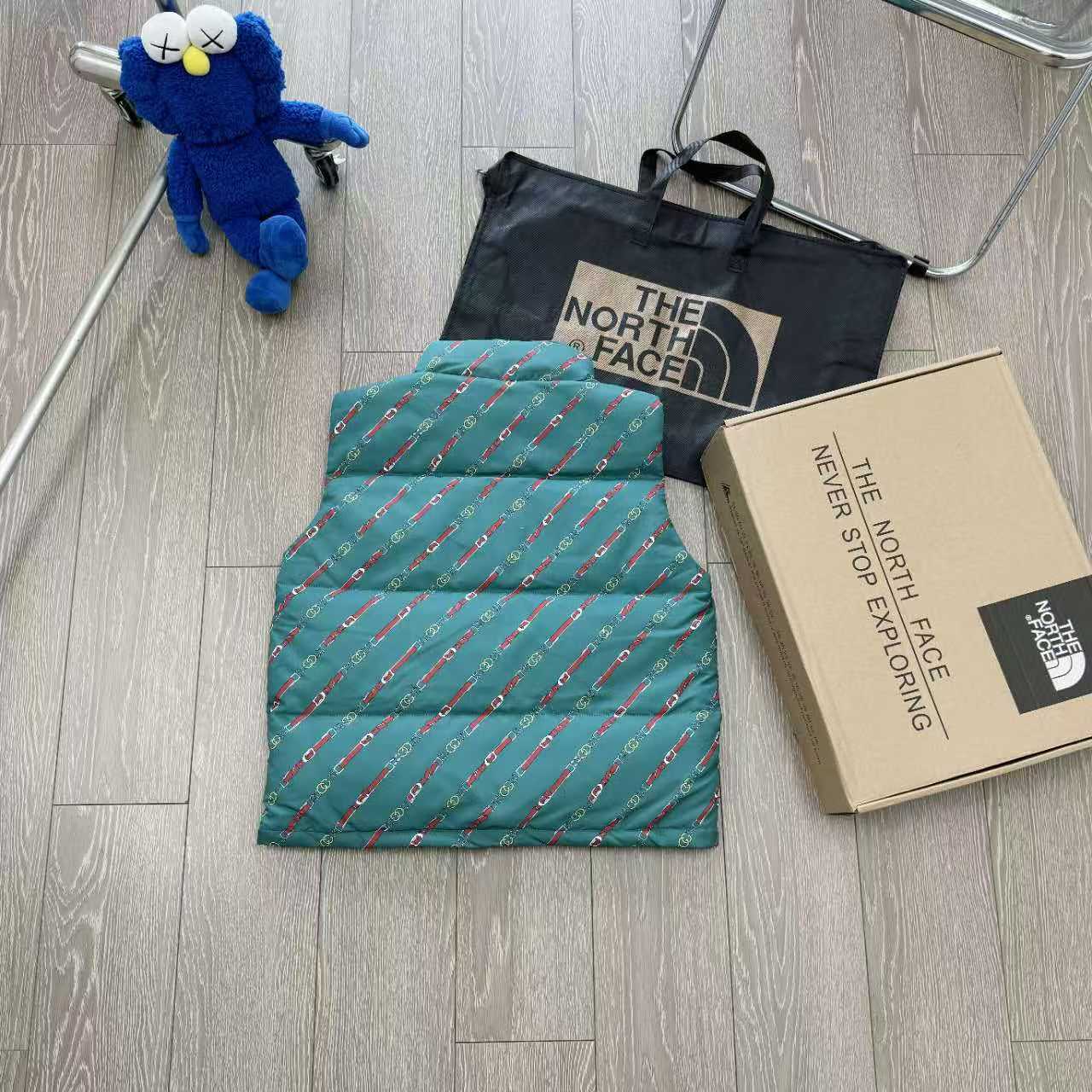 Gucci Vest: Stylish, Warm, and Comfortable Polyester Blend with Classic Logo Design - 图片 4