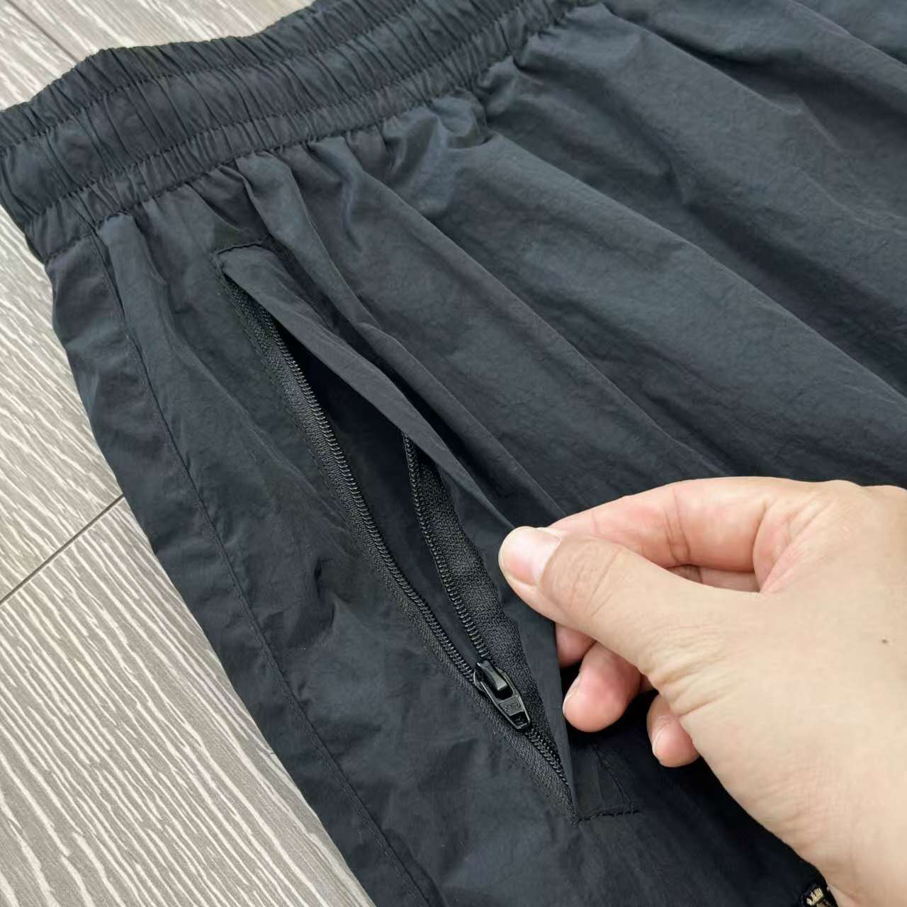 💰118款号277 Balenciaga丨巴黎世家 24SS 联名曼联足球运动长裤
高立领插肩袖双头拉链开合2个拉链斜口袋同系配色滚边细节
松紧袖口和腰围胸部饰以football crest艺术作品刺绣，正面饰以sponsor艺术作品印花
胸部和衣袖饰以3Bsports icon艺术作品刺绣，背面饰以Paris soccer艺术作品印花
男女同款!
Size：1 2 3 4（s-xl）