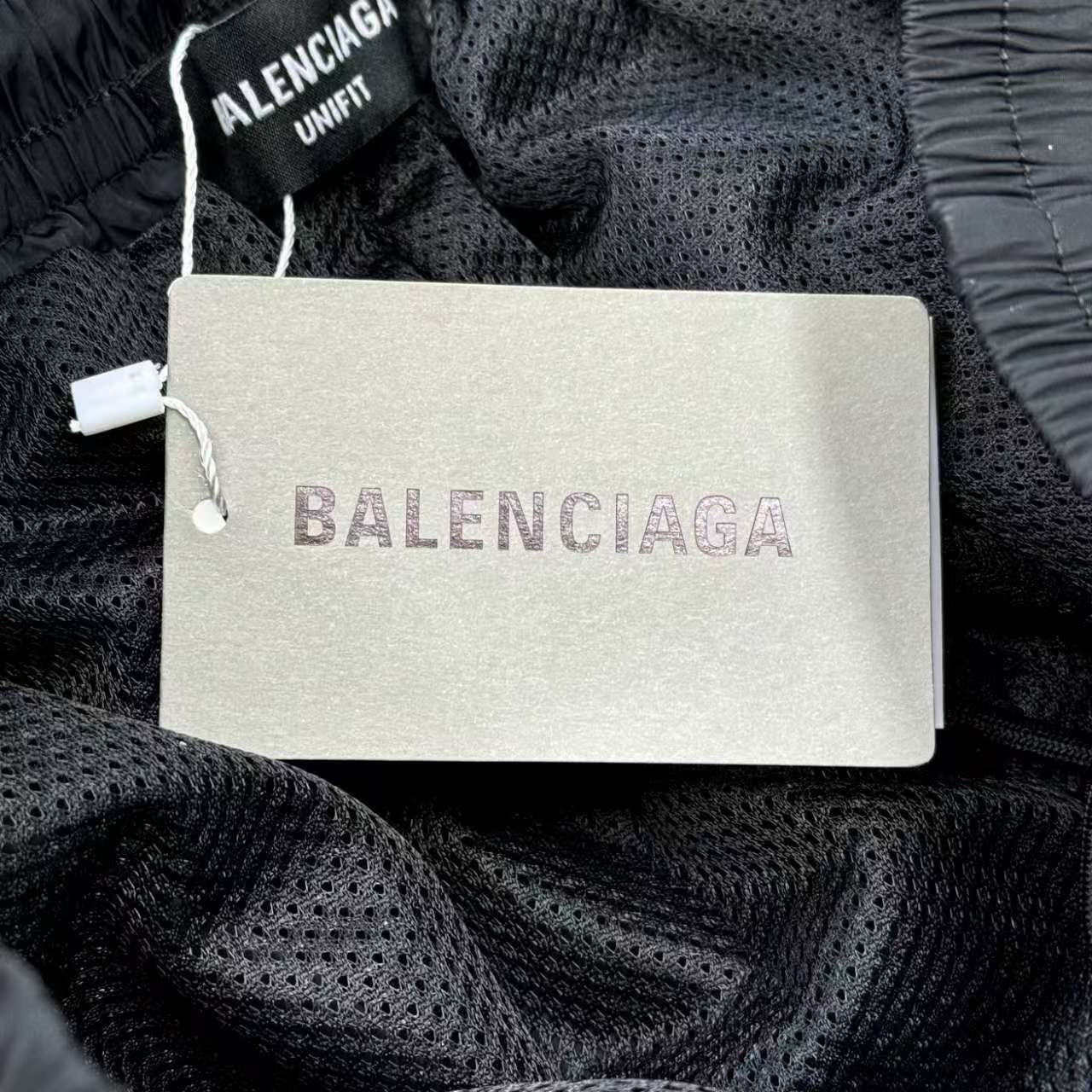 💰118款号277 Balenciaga丨巴黎世家 24SS 联名曼联足球运动长裤
高立领插肩袖双头拉链开合2个拉链斜口袋同系配色滚边细节
松紧袖口和腰围胸部饰以football crest艺术作品刺绣，正面饰以sponsor艺术作品印花
胸部和衣袖饰以3Bsports icon艺术作品刺绣，背面饰以Paris soccer艺术作品印花
男女同款!
Size：1 2 3 4（s-xl）